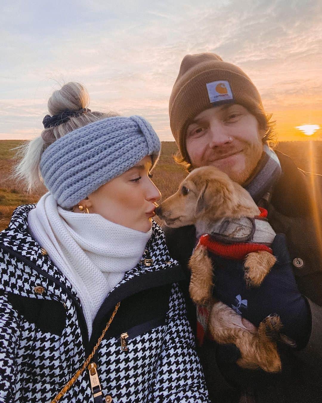 ビクトリアのインスタグラム：「Mum, Dad, Baby and sunset. A thread 🦮 @harrison @littleboe ✨」