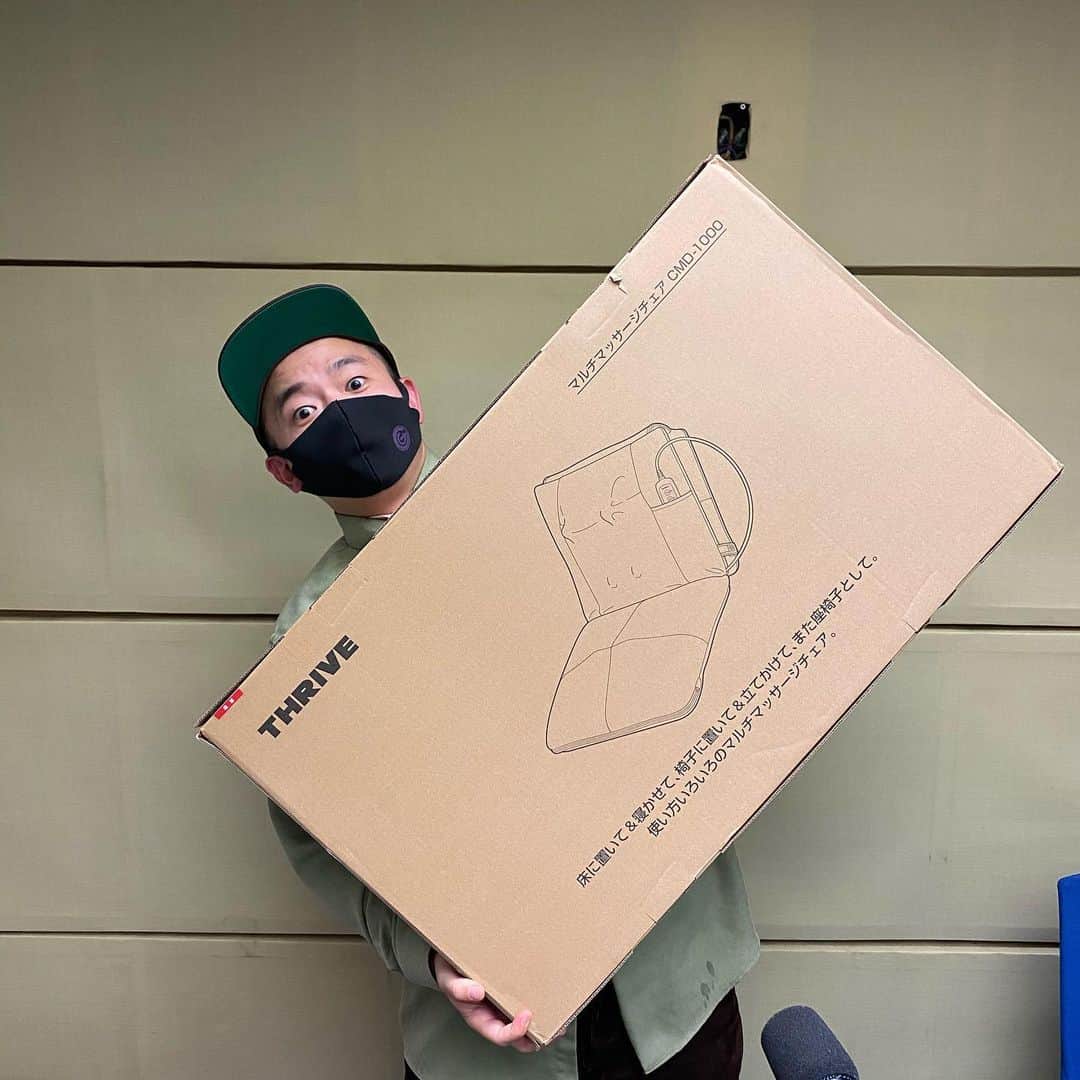 上田航平のインスタグラム：「おいら今日誕生日。 #チェにマッサージチェアもろた #チェだからチェアなの？って聞いたら #首をかしげていました #チェアだぜ#今後ともなにとぞ」