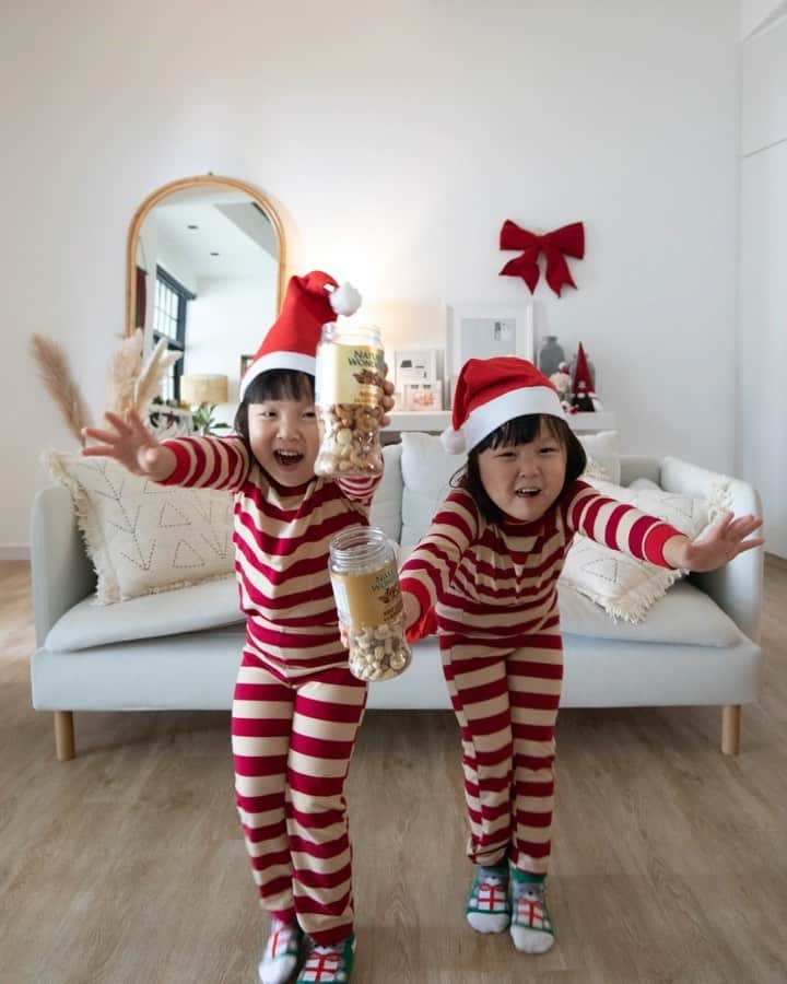 MOMOツインズのインスタグラム：「[GIVEAWAY] So irresistible, everything is going NUTS!  We can’t stop snacking on these - especially the Baked Cashews with Almonds Mix! Nature’s Wonders is celebrating this festive season with their all new range of premium nut mixes, perfect for snacking and bakes. They are packed in glistening gold wrapping making them absolutely gift-ready this season 🎁 Available at all leading super/hyper markets, while stocks last!   Tell us what makes you GO NUTS, like this post, follow us and @natureswonderscosg and stand a chance to win Nature’s Wonders festive range (worth $80)! Giveaway ends 26 Dec 2020.   #NaturesWondersSG #NWChristmas2020 #SnackSmartLiveHappy #sp」