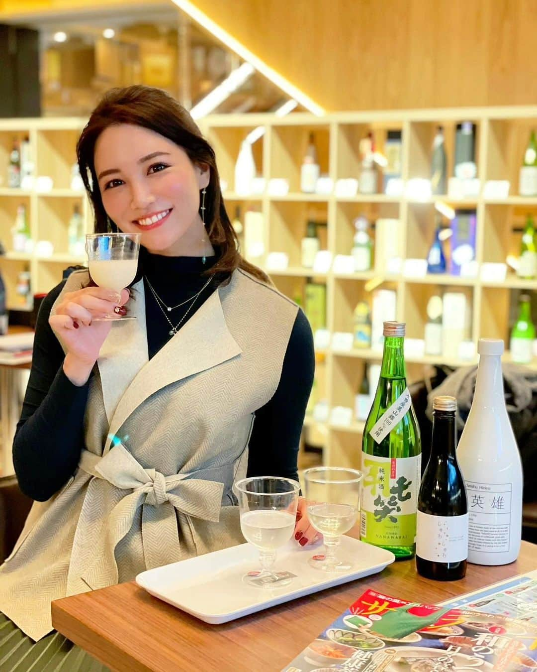 石井里奈さんのインスタグラム写真 - (石井里奈Instagram)「こんばんは💗 . 最近ハマっている日本酒🍶💕✨ 先日の島根旅でも日本酒色々飲んできました😋✨ . 今回はそんな日本酒ブームの私に嬉しいイベントへ🍶🧡 . 渋谷の東急プラザ渋谷6階で、雑誌「サライ」がプロデュースした、「ワイングラスで楽しむ日本酒」という、有料試飲・販売のイベントへ行ってきました💗🥰 . 「ワイングラスで美味しい日本酒アワード」の受賞酒から厳選した日本酒がずらり👏✨ . 今回のイベントの目玉でもある、試飲3杯＋リーデル社グラス（大吟醸リーデル・オー）一脚がセットで3000円のサービスをオーダー✨（グラスだけでも2500円相当なので500円で3杯試飲できちゃう！お得感すごい！！） . 私は育った埼玉のにごり酒と大好きな微発泡の日本酒と、こないだ行った長野の日本酒を試飲✨🤤💕 本当にどのお酒も美味しくて全部買って帰りたくなっちゃった！（買って帰れます！） . これからクリスマス会や忘年会、新年会などおうちで過ごす人も多いと思うので、手土産やお家での楽しみにおすすめ🧡✨ . 12月末までこのイベント流行ってるみたいなので気になる方はぜひ行ってみてくださいね🍶🧡 . 今日もお疲れ様でした☺️🙏💕 . #日本酒 #日本酒好き #日本酒女子 #japanesesake #サライ #東急プラザ渋谷 #渋谷 #渋谷グルメ #新年会 #手土産 #飲み比べ #利き酒 #お酒 #お酒好き #お酒好き女子 #年末年始 #納会 #お正月 #正月 #地酒 #ホームパーティー #おうちごはん #おうちごはんlover #おうちごはん部 #homeparty #riedel #ワイン #ワイングラス #ワイン #ワイン好き #wine」12月17日 20時23分 - ri7tin1025