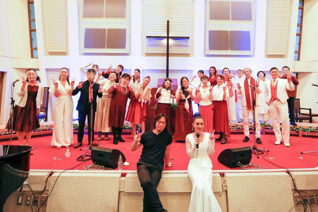 TiAさんのインスタグラム写真 - (TiAInstagram)「【TiA's Choir 2020 "Singing" クリスマス Concert】 2020.12.12 日本基督教団 東京山手教会 TiA'sクワイアのクリスマスコンサートが実現しました。🎄🎁　足を運んでくださった皆様、ありがとうございました！！  これは、1年間の私から皆んなへの感謝の気持ち。 "感謝祭"伝わっていたら嬉しいです。Love You!!  密を避けるためTiA'sクワイアを3つにチーム分けをし、11月からZoomでのオンラインWS。12月が近づくにつれ新型コロナウイルス第3波。開催を中止ではなく、どのようにしたら良いか。クワイア全員とスタッフ全員、79名のPCR検査実施。全員の陰性を確認してのコンサート開催としました。  1人ずつが様々な葛藤を抱えていました。  この12月に入ってから心休まる時間は無かったけれど、まったく辛くなんかないのは"本当にやりたいこと"だから。本当にやりたいことのため、大切な人の為にお金を使ったり時間や労力を使うことって全く苦じゃない。  きっと、なにをするにも、 すべての人に伝わらない想いがあるでしょう。  この想いを何人かの"大切な人たち"に伝われば それで十分"幸せ"だと確信しました。 そして、大切って思える人たちがいるって幸せですね。  マスクをしてフェイスシールドをして歌うのは非常に難しく困難だったと思います。それでも素晴らしい賛美をありがとうございました。泣きました。  それぞれがそれぞれの生きている道があります★ それぞれみんなをリスペクトしています。 みんなを祈っています。  観に来てくださった皆様、参加してくださったTiA'sクワイアメンバー、TiA'sクワイア事務局スタッフチーム、TiA'sクワイアチームの講師をしてくれたチームA 中山 栄嗣くん @eijinakayama_official チームBYuta Moriwakiくん、 @yuta02192 チームC Saayaさん、 @miyaosayaka TiA'sクワイアより2020年のソロを歌った櫻井 はるなさん、ピアノサポート山本 裕太くん、 @yuta_yamamoto_gospelkeys  写真:動画　@ryosuke_photography @ryo_images 、音響照明MC土谷 龍祐、 @ryusuketsuchiya ボランティア物販スタッフ京ちゃんやよちゃん。ボランティアスタッフまでやってくれたクワイアメンバーも！ 東京山手教会関係者の皆様、開催にあたり相談に乗ってくれた医療関係者様、相談に乗ってくれた全ての皆様。感謝します。  支えてくれてありがとうございます！！  賛美をしよう！ 教会でゴスペルを歌えて、ああ本当に嬉しい。 皆さんの笑顔がみれて、本当に嬉しい。 当たり前なことは当たり前じゃない。 これからも貴方に会えること、 抱きしめていきたいです。  また、ChurchでGospel、歌いましょう！！ 残りの2020年も宜しくお願い致します！！ ＿＿＿＿＿＿＿＿ ＿＿＿＿＿＿＿＿🔴  12月24日クリスマスイヴは、 「東京山手教会」にてTiAが賛美させていただきます。 ご応募頂いてた皆様すみません。やはり無観客にてYouTube無料配信のみで礼拝を行うこととなったそうです。この機会に教会でのクリスマスイヴ礼拝をご覧になってみてくださいね★  ▼YouTbe無料配信  URL https://youtu.be/Y0BdLrAmfWw ＿＿＿＿＿＿＿＿ ＿＿＿＿＿＿＿＿🔴  TiA Heart Singing Live "Rejoice" クリスマススペシャル配信🎄も一緒に！！  2020年12月23日（水） 時間:20:00〜 ツイキャスよりプレミアム配信 ※配信後14日間見逃し視聴可能  料金:2500円（税込み）  ▼チケットご購入はこちらから 《好評発売中！！》  https://twitcasting.tv/_tia_tia_tia_/shopcart/42402  ＿＿＿＿＿＿＿＿ ＿＿＿＿＿＿＿＿🔴  TiA'sクワイアも登場！！🎁 野外で観覧無料TiAライブが決定です！！✨ 応援に遊びにきてくださいね！！✨  ■日時：2020/12/19 ■TiA Live  13:00~13:30  1st 15:00~15:30 2nd  ■場所：立川GREEN SPRING https://greensprings.jp/ 2階　パブリックスクエア《野外》  ■会場アクセス〒190-0014  東京都立川市緑町3番1  JR中央線:立川駅より徒歩約8分  多摩都市モノレール:立川北駅より徒歩約4分  ■サポートメンバー TiA'sクワイア　 ピアノサポート　山本裕太  #gospel #ゴスペル　#followｍe #followforfollowback #dream #クリスマス #christmas」12月17日 20時23分 - tia_singer
