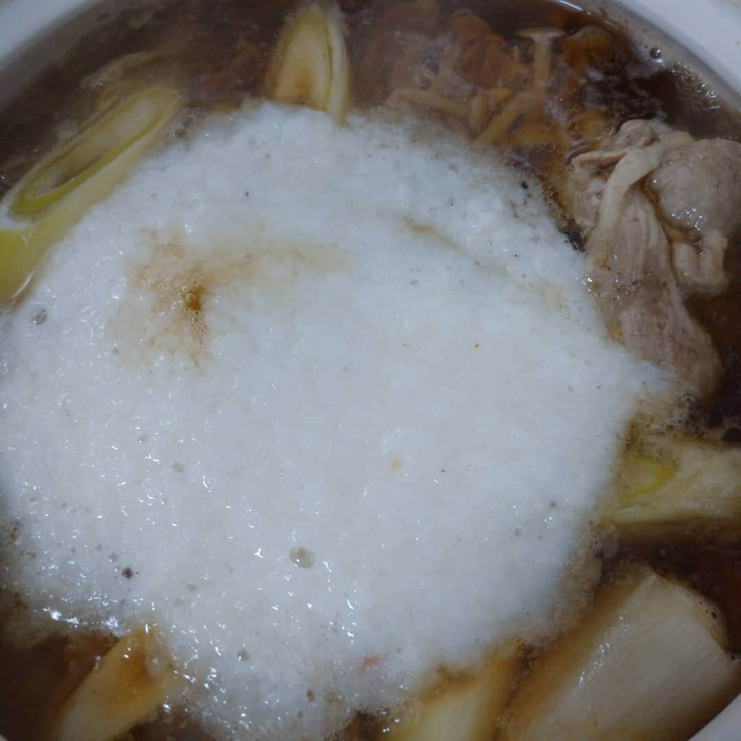 のインスタグラム：「本日のズボラ飯  あご出汁とろろ鍋  ポテトサラダ #ズボラ飯 #自炊飯 #ドケチ飯 #プロレスラーが作る飯 #酒飲みの味」