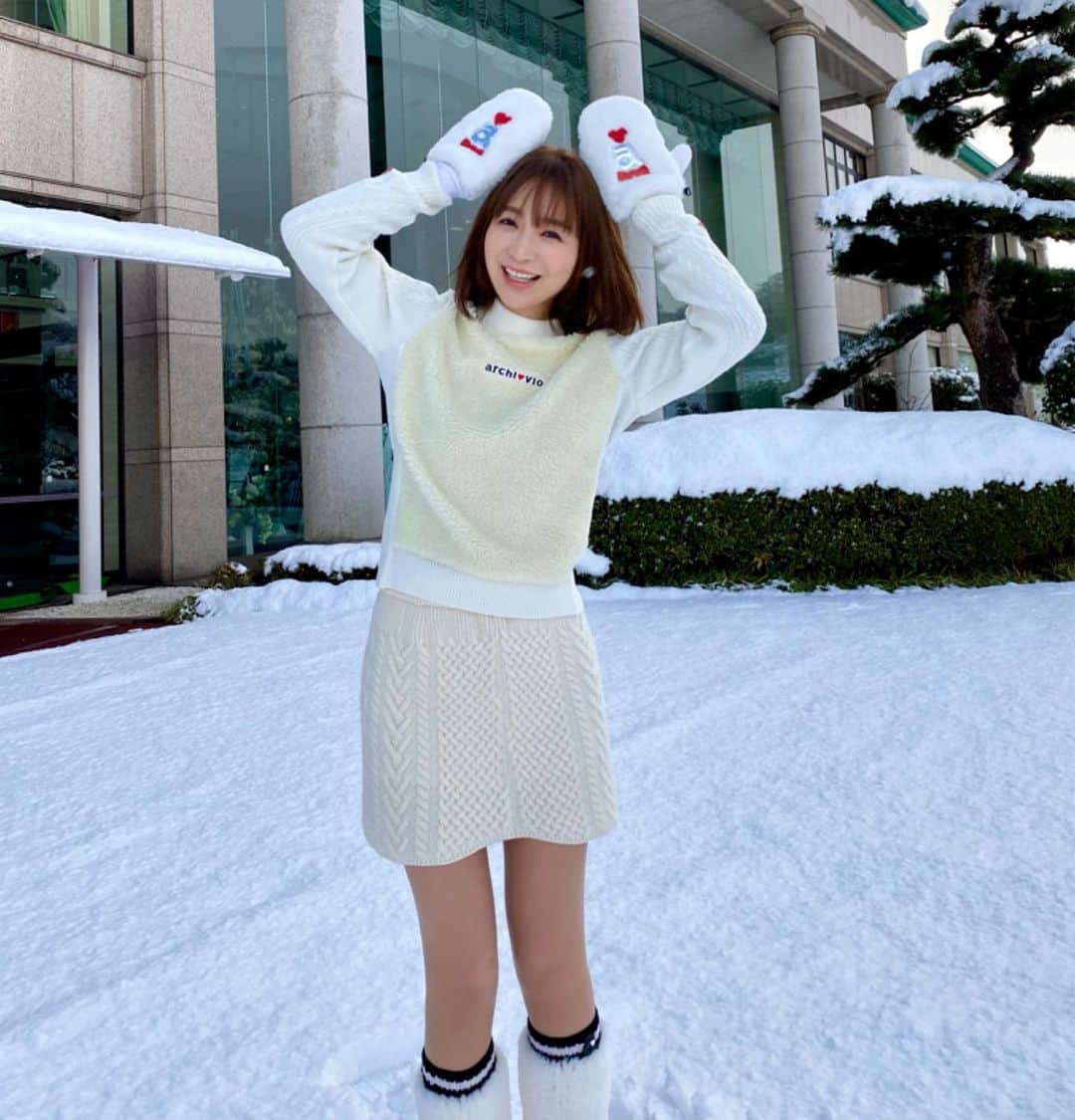 のインスタグラム：「お仕事で地元名古屋❗️を通過して三重に行っていました🙇‍♀️見ての通り大雪で、予定通りにはいきませんでしたが、衣装と雪景色がピッタリ😍 #アルチビオ さんありがとうございました☃️🎶これ着て改めてラウンドしたい😍 コロナ対策しっかりしてまた移動します🙇‍♀️💗」