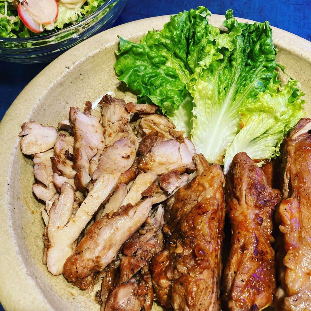 井上荒野のインスタグラム：「夫作。おいしいけどさ・・肉の量・・」