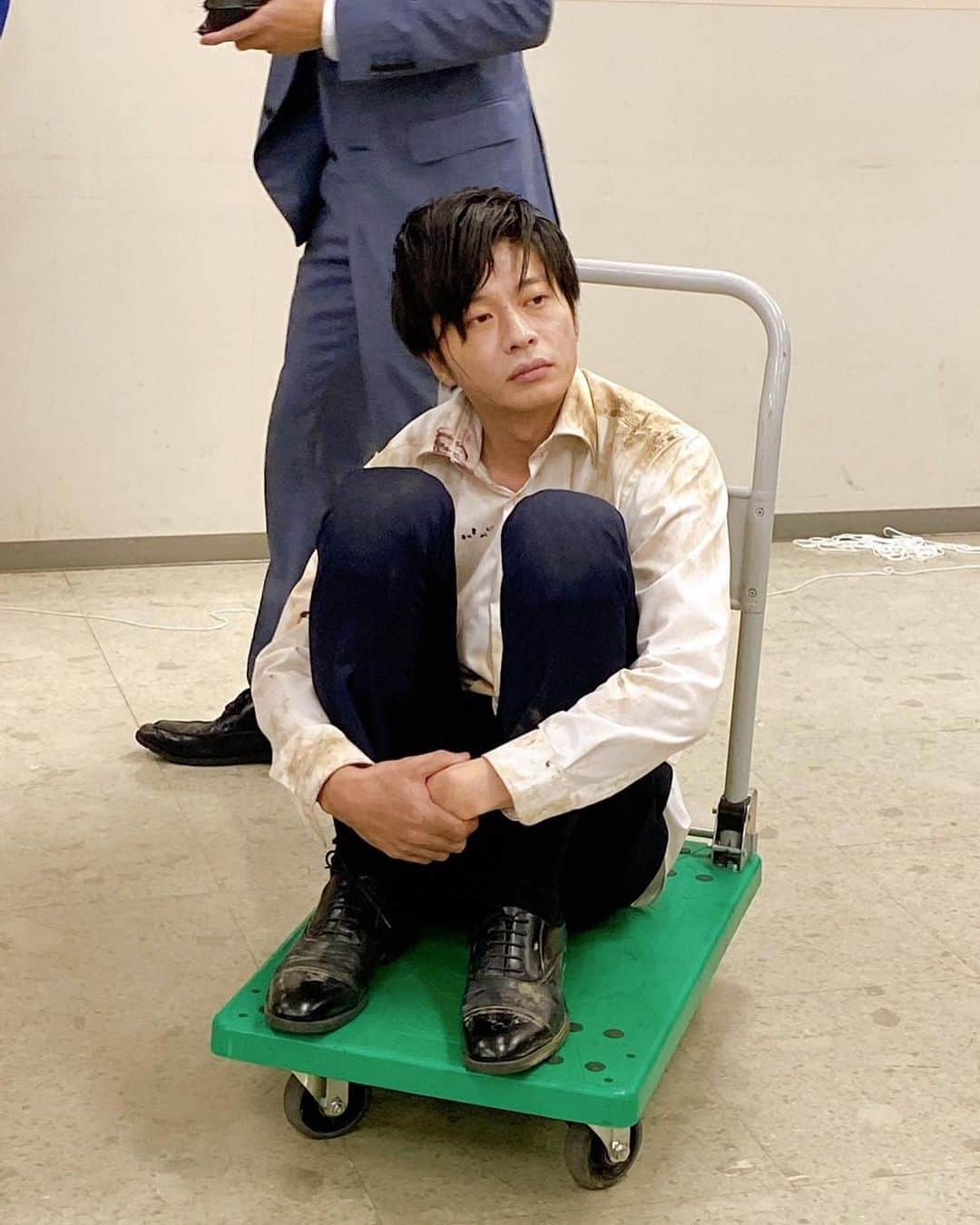 『先生を消す方程式。』テレビ朝日公式のインスタグラム：「【閑話休題。】  　／ ／ #先生を消す方程式。 最終回放送まで #あと2日 ＼　 　＼  台車に乗って運ばれ待ちなのは 義澤経男 役 #田中圭 さん。  朝日＋４Cの作戦によって捕獲された瞬間🧟‍♂️  そのまま台車で運ばれるかと思いきや 前回の放送を見直してみて😏  #せんけす #最終回 #12月19日よる11時」