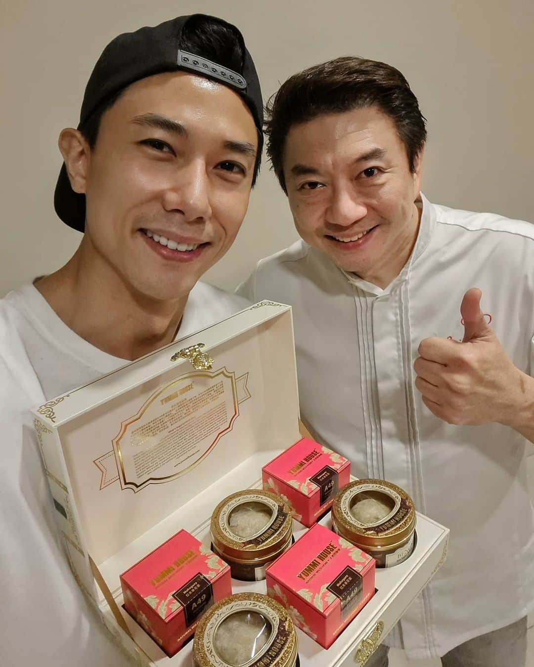 デスモンド・タンのインスタグラム：「My buddy in the hood with the world-class palate, Chef Eric! My bro has laser-precision when it comes to taste and nutrition. Thank you @chefericteo for the X'mas present - natural wild honey and imperial bird's nest! Healthy start for the X'mas season!」
