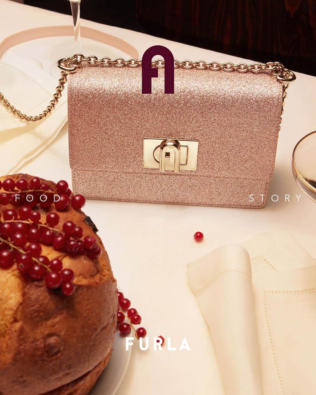 のインスタグラム：「When style meets sweets. A baker wanted to win a woman’s love and created… the Panettone. Be curious, swipe left to see the full story.  #thefurlasociety #furlafeeling #newcollection #furla #accessories #fashion #furlagift」
