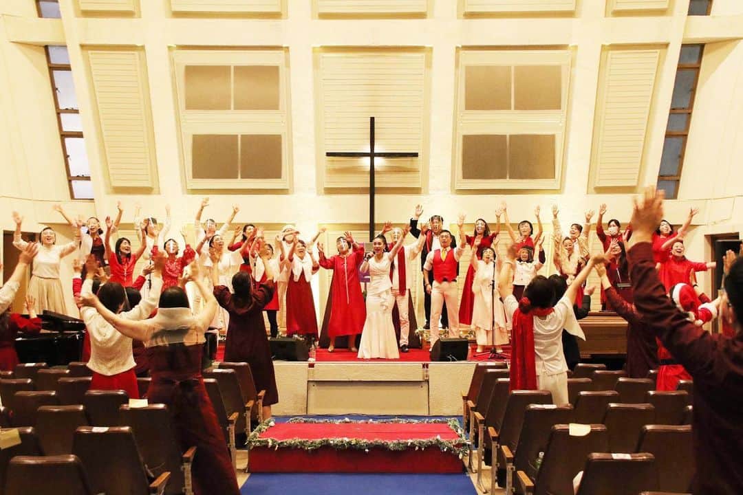 TiAさんのインスタグラム写真 - (TiAInstagram)「【TiA's Choir 2020 "Singing" クリスマス Concert】 2020.12.12 日本基督教団 東京山手教会 TiA'sクワイアのクリスマスコンサートが実現しました。🎄🎁　足を運んでくださった皆様、ありがとうございました！！  これは、1年間の私から皆んなへの感謝の気持ち。 "感謝祭"伝わっていたら嬉しいです。Love You!!  密を避けるためTiA'sクワイアを3つにチーム分けをし、11月からZoomでのオンラインWS。12月が近づくにつれ新型コロナウイルス第3波。開催を中止ではなく、どのようにしたら良いか。クワイア全員とスタッフ全員、79名のPCR検査実施。全員の陰性を確認してのコンサート開催としました。  1人ずつ、それぞれの葛藤を抱えていました。  この12月に入ってから心休まる時間は無かったけれど、まったく辛くなんかないのは"本当にやりたいこと"だから。本当にやりたいことのため、大切な人の為にお金を使ったり時間や労力を使うことって全く苦じゃない。  きっと、なにをするにも、 すべての人に伝わらない想いがあるでしょう。  この想いを何人かの"大切な人たち"に伝われば それで十分"幸せ"だと確信しました。 そして、大切って思える人たちがいるって幸せですね。  マスクをしてフェイスシールドをして歌うのは非常に難しく困難だったと思います。それでも素晴らしい賛美をありがとうございました。泣きました。  それぞれがそれぞれの生きている道があります★ みんなをリスペクトしています。 みんなを祈っています。  観に来てくださった皆様、参加してくださったTiA'sクワイアメンバー、TiA'sクワイア事務局スタッフチーム、TiA'sクワイアチームの講師をしてくれたチームA 中山 栄嗣くん @eijinakayama_official チームBYuta Moriwakiくん、 @yuta02192 チームC Saayaさん、 @miyaosayaka TiA'sクワイアより2020年のソロを歌った櫻井 はるなさん、ピアノサポート山本 裕太くん、 @yuta_yamamoto_gospelkeys  動画撮影@ryosuke_photography @ryo_images 、音響照明MC土谷 龍祐、 @ryusuketsuchiya このお写真は、土谷さんのお写真。 ボランティア物販スタッフ京ちゃんやよちゃん。ボランティアスタッフまでやってくれたクワイアメンバーも！ 東京山手教会関係者の皆様、開催にあたり相談に乗ってくれた医療関係者様、相談に乗ってくれた全ての皆様。感謝します。  支えてくれてありがとうございます！！  賛美をしよう！ 教会でゴスペルを歌えて、ああ本当に嬉しい。 皆さんの笑顔がみれて、本当に嬉しい。 当たり前なことは当たり前じゃない。 これからも貴方に会えること、 抱きしめていきたいです。  また、ChurchでGospel、歌いましょう！！ 残りの2020年も宜しくお願い致します！！ ＿＿＿＿＿＿＿＿ ＿＿＿＿＿＿＿＿🔴  12月24日クリスマスイヴは、 「東京山手教会」にてTiAが賛美させていただきます。 ご応募頂いてた皆様すみません。やはり無観客にてYouTube無料配信のみで礼拝を行うこととなったそうです。この機会に教会でのクリスマスイヴ礼拝をご覧になってみてくださいね★  ▼YouTbe無料配信  URL https://youtu.be/Y0BdLrAmfWw ＿＿＿＿＿＿＿＿ ＿＿＿＿＿＿＿＿🔴  TiA Heart Singing Live "Rejoice" クリスマススペシャル配信🎄も一緒に！！  2020年12月23日（水） 時間:20:00〜 ツイキャスよりプレミアム配信 ※配信後14日間見逃し視聴可能  料金:2500円（税込み）  ▼チケットご購入はこちらから 《好評発売中！！》  https://twitcasting.tv/_tia_tia_tia_/shopcart/42402  ＿＿＿＿＿＿＿＿ ＿＿＿＿＿＿＿＿🔴  TiA'sクワイアも登場！！🎁 野外で観覧無料TiAライブが決定です！！✨ 応援に遊びにきてくださいね！！✨  ■日時：2020/12/19 ■TiA Live  13:00~13:30  1st 15:00~15:30 2nd  ■場所：立川GREEN SPRING https://greensprings.jp/ 2階　パブリックスクエア《野外》  ■会場アクセス〒190-0014  東京都立川市緑町3番1  JR中央線:立川駅より徒歩約8分  多摩都市モノレール:立川北駅より徒歩約4分  ■サポートメンバー TiA'sクワイア　 ピアノサポート　山本裕太  #gospel #ゴスペル　#followｍe #followforfollowback #dream #クリスマス #christmas」12月17日 20時29分 - tia_singer