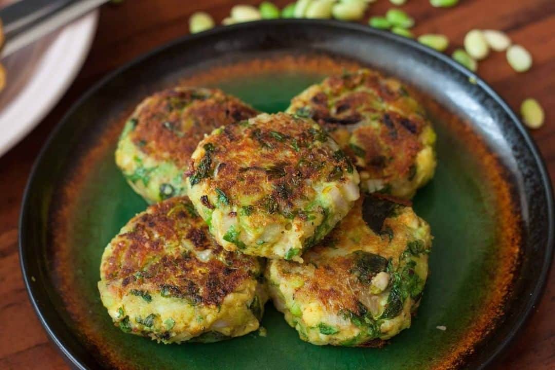 Archana's Kitchenさんのインスタグラム写真 - (Archana's KitchenInstagram)「#Avarekalu Tikki - tikkis made with avarekalu beans and boiled potatoes mixed with basic spices and then tawa fried on a flat skillet. This is a perfect snack to serve with your hot cup of tea or coffee. Get the recipe from the smart.bio link in my profile @archanaskitchen . . . . . . . . #recipes #easyrecipes #snacks #teatime #teatimesnacks #archanaskitchen #fritters #tikki #alootikki #winterrecipes #cutlet #mushroom #mushroomrecipes #cutletrecipes #healthyeating #eatfit #cooking #food #healthyrecipes #foodphotography #recipeoftheday #comfortfood #deliciousfood #monsoonsnacks」12月17日 20時30分 - archanaskitchen