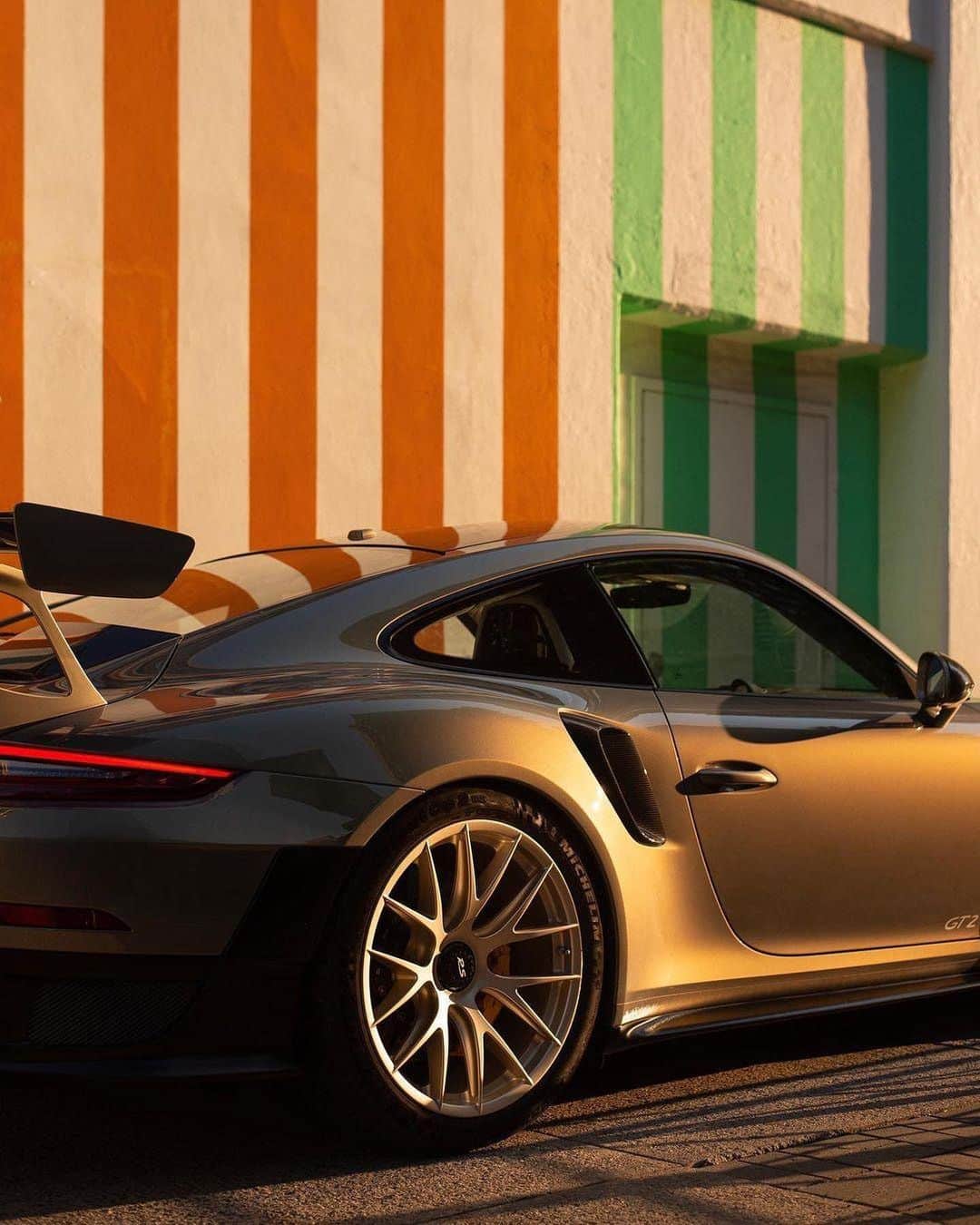 Porscheさんのインスタグラム写真 - (PorscheInstagram)「Brief sunrise magic moments; maximised with a true wonder under the spotlight.   (📸 @eyealt @ptsrs 🚗 @jamesserafino) #Porsche #PorscheMoment #PorscheExclusiveManufaktur」12月17日 20時31分 - porsche