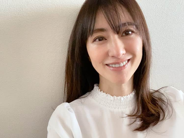 前田ゆかのインスタグラム：「冬になる前からはじめています。     普段のケアを変えずに一つプラスするだけのプラスワン美容！     年齢の乾燥には圧倒的な保水 力のあるプロテオグリカン。  この小さいサイズですが原液だから少量でも十分に浸透、少しサラっとした美容液は手に取って温めるようにしてじっくりハンドプレス。  素肌力の底上げになり乾きにくい肌の土台が完成します。     (PG2ピュアエッセンス)     原液美容液。     この度はPG2アンバサダーとして使い方や効果をお伝えしていきたいと思います。     webサイトではスキンケアテクニックなど使い方のご紹介しております、私のプロフィールからサイトへ どうぞご覧になってください。     お得なキャンペーンも実施中です。     @pg2_jl   #pg2ピュアエッセンス  #プロテオグリカン  #美容液  #まえゆかプラスワン美容  #おこもり美容」