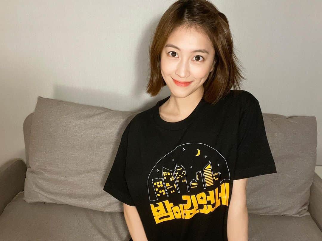 パク・ミンジのインスタグラム：「크라잉넛의 경록오빠가 집으로 크리스마스 선물을 보내줬다🎁 밤이 깊었네 티셔츠 그리고, 손수 적은 귀여운 카드와 좋은 글귀들까지ㅎㅎ  산타 오라버니 덕분에 연말에 마음이 따수워졌어요, 고마워요 캡틴락 ☺️❤️ @captainrock1」