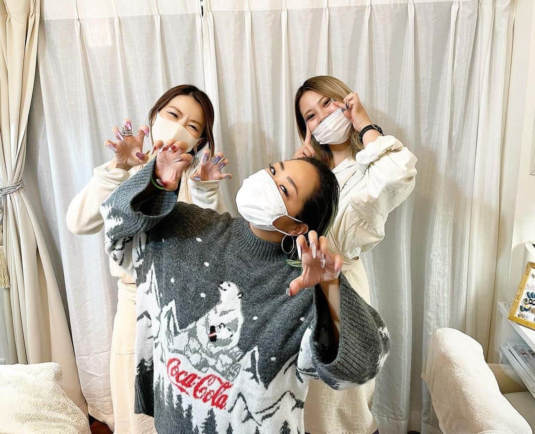 ルナのインスタグラム：「今回のLUNAチャンネルは？！. 常に最先端技術を取り入れ大人気のネイル＆マツエクサロン「Balo Beauty Room」にて、最新のマグネットネイル＆オリジナルラインストーンまつエクを何と90分仕上げ勝負を開催🚨. さー大騒ぎ間違いないです💦. X'masネイルに悩んでいる方など 是非ご覧くださいませ!!. . 撮影協力：Balo Beauty Room（バーロ ビューティールーム） 東京都世田谷区太子堂太子堂4−28−2 TEL：03-6315- 772 @balo_beautyroom  @balo_lana  . #ジェルネイル #ジェルチップネイル #まつエク #ネイルサロン #マグネットネイル」