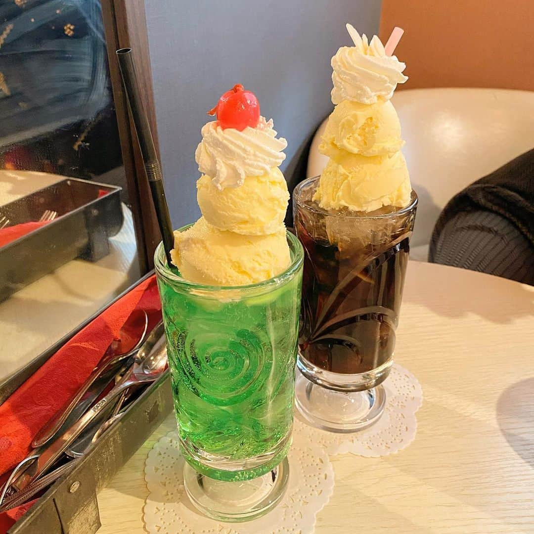 湯本亜美さんのインスタグラム写真 - (湯本亜美Instagram)「ㅤㅤㅤ クリームソーダ信者 🍨🤍 隣のコーヒーフロートは誰でしょう 〜 #喫茶店#クリームソーダ#下北沢」12月17日 20時46分 - amiyumoto_official