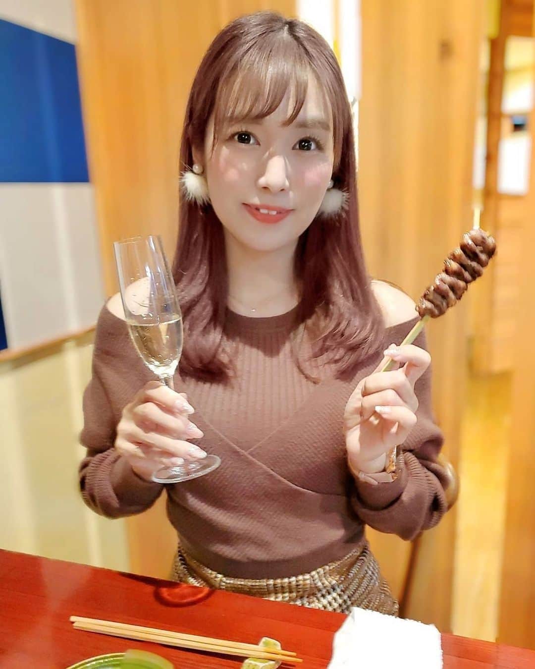 泉田文佳さんのインスタグラム写真 - (泉田文佳Instagram)「୨୧*。 載せてなかったグルメシリーズ😋 今日から、おうち時間が増えるので、 ぽちぽちアップしてみよ📝 . これは白島にある焼き鳥店、#啐啄いな村  ずっと気になってて、先月かな？妹家族と行ってきました！ 焼き鳥屋さんと言ってもすごく上品なお店で、 デートとかにもピッタリ🧡 串以外の一品メニューも豊富でした✨ ここのレバーパテとっても好き。。 あと撮り忘れたけど〆の地獄うどんも美味しかった、、🤤 . そしてなんといっても、 トマトベーコンが食べれたというビッグニュース。← トマト苦手な私が、このトマトなら食べれちゃった！ しっかり火が入れてあってトロトロのトマトソースみたいで、 甘みたっぷりで美味しかったなぁ～💕 . コロナが落ち着いたら、 また行きたいお店リストin♡！ . #hiroshima#広島#広島グルメ#広島ディナー#焼き鳥#広島焼き鳥#広島デート#白島#白島グルメ#白島ディナー#啐啄いな村#レバーパテ#トマトベーコン#ねぎま#つくね#豚足」12月17日 20時38分 - izumida.ayaka0212