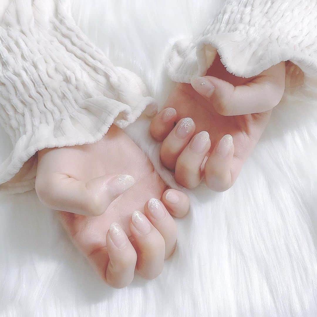 愛内みさのインスタグラム：「❄️ 冬のキラキラnail可愛い⛄️ ネイルみてテンションあがってる女の子はもっと可愛い🥰 ・ #結晶ネイル #キラキラネイル #冬ネイル #手描きネイル」