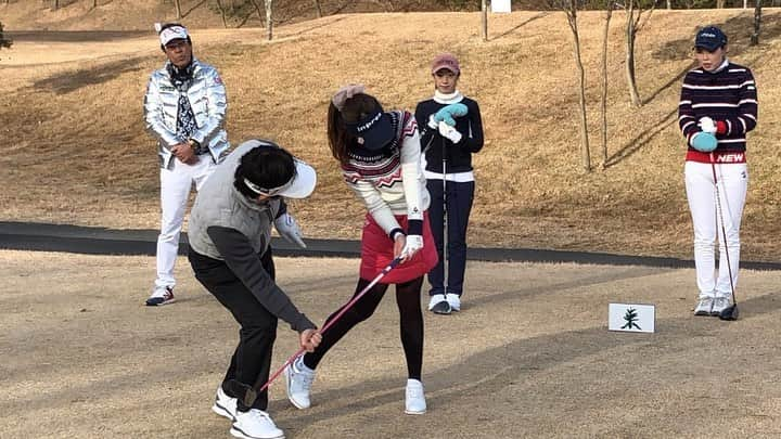 萩原菜乃花さんのインスタグラム写真 - (萩原菜乃花Instagram)「あすゴル！ゴルフ部⛳️ 年内最後の収録をしてきました😊  今回も内藤雄士コーチのレッスンで 劇的に良くなりました〜！！！ 冬ゴルフのイメージが変わった⛄️  今日は-3℃で朝から雪は降っているし極寒⛄️ 東北道は雪の積もった車がたくさん走っていて 冬を感じだよ。笑 今回もすっごく楽しい撮影だった💛  今日の回は年始１月3日から放送になるのでお楽しみに！ 毎週日曜ゴルフネットワークにて放送中です♡  #あすゴルゴルフ部#撮影#収録#極寒#雪#覚悟していた以上の寒さ#ゴルフ#ゴルフ女子#ゴルフ男子#ゴルフコーデ#ゴルフウェア#スポーツ#スポーツ女子#golf#golfgirl#instagolf#golffashion#golfswing#golfstagram#골프#高尔夫」12月17日 20時39分 - nanoka_hagiwara