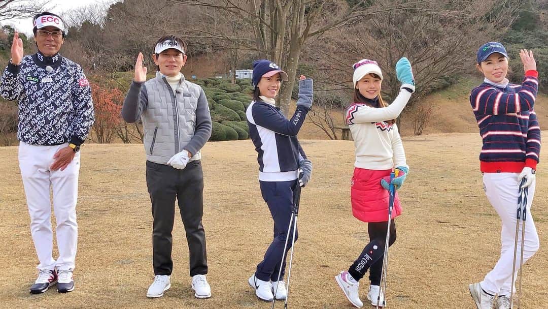 のインスタグラム：「あすゴル！ゴルフ部⛳️ 年内最後の収録をしてきました😊  今回も内藤雄士コーチのレッスンで 劇的に良くなりました〜！！！ 冬ゴルフのイメージが変わった⛄️  今日は-3℃で朝から雪は降っているし極寒⛄️ 東北道は雪の積もった車がたくさん走っていて 冬を感じだよ。笑 今回もすっごく楽しい撮影だった💛  今日の回は年始１月3日から放送になるのでお楽しみに！ 毎週日曜ゴルフネットワークにて放送中です♡  #あすゴルゴルフ部#撮影#収録#極寒#雪#覚悟していた以上の寒さ#ゴルフ#ゴルフ女子#ゴルフ男子#ゴルフコーデ#ゴルフウェア#スポーツ#スポーツ女子#golf#golfgirl#instagolf#golffashion#golfswing#golfstagram#골프#高尔夫」