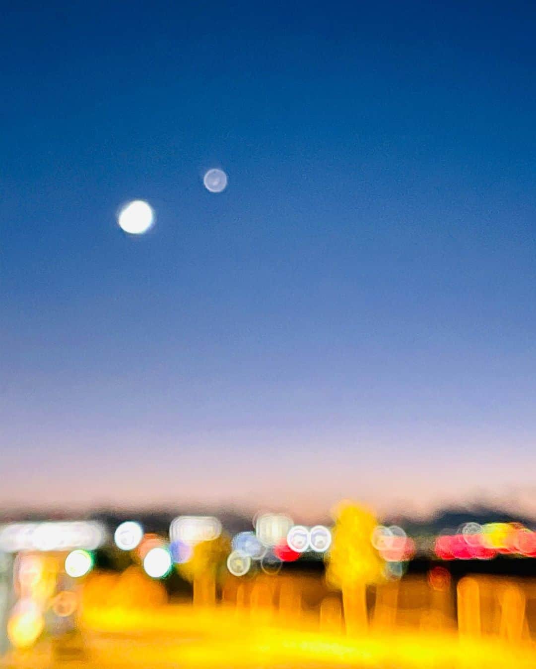 sioneのインスタグラム：「月が綺麗だった🌙 #shotoniphone #sky #sunset」