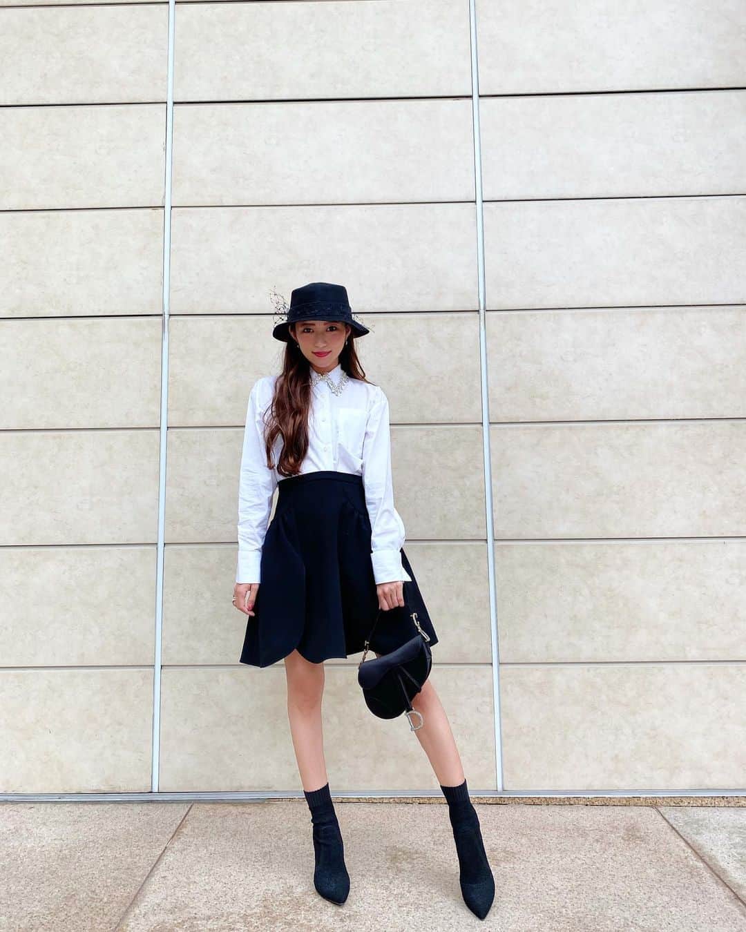 片山夏実のインスタグラム：「Outfit❤️ hat #dior shirt #prada skirt #prada bag #dior shoes #gianvittorossi  . #singpore #ootd #シンガポール」