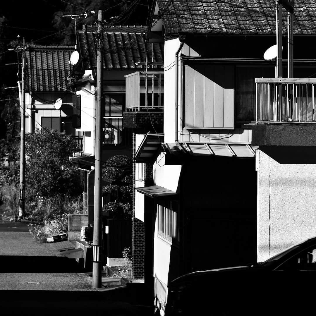 naotakeのインスタグラム：「家並み - A row of houses / D810 & Snapseed, 20201218 . . なにか歯車が噛み合わない一日。こんな日は早く寝よう。 . . #spicollective #royalsnappingartists #infamous_family #rsa_main #infinity_photo_cult #2_fineart #jp_gallery_member #jp_gallery_bnw #trb_bnw #wp_bnw  #bnw_life #bnwlife_member #bnw_life_shots #bnw_captures #world_bnw #top_bnw #team_jp_ #team_jp_モノクロ #ig_energy_bw #ig_nihon #streetphotographybnw #igersjp #blackandwhite #bnw #bnwphoto #monochrome #bw #bnwphotography #nikon #d810」