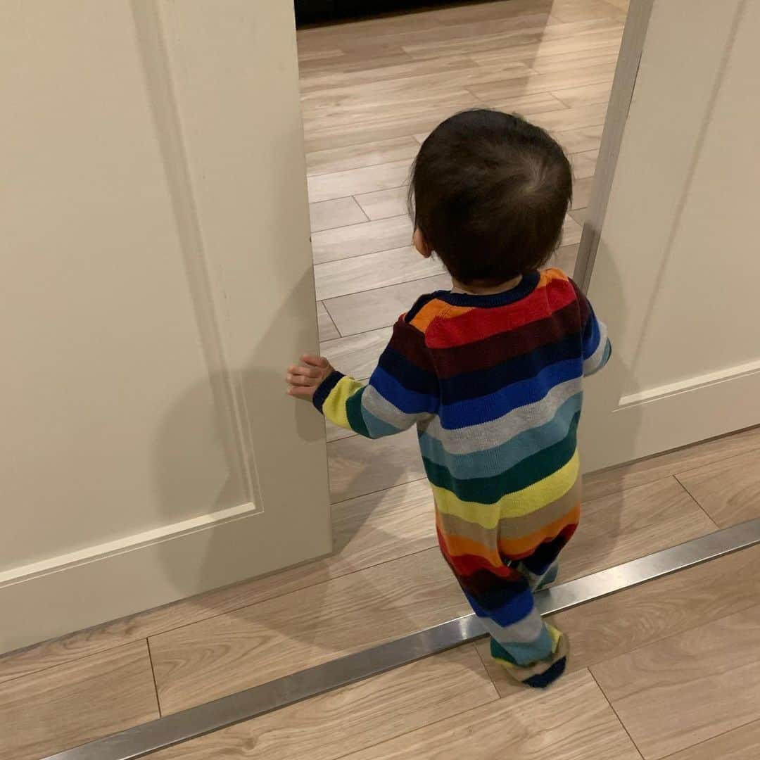 亀恭子のインスタグラム：「さっきからずっとそこに立ってる…  門番？  #myson #mylove #11months #たまに振り返る #postするほどのものでもないけど #可愛くてつい」