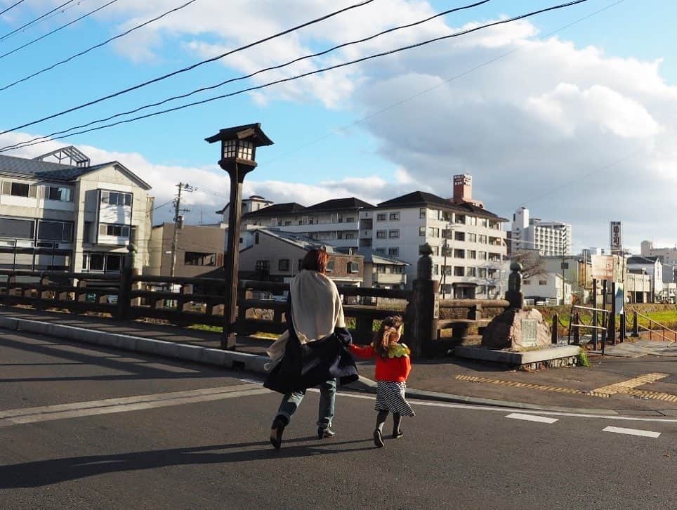 坂本美雨さんのインスタグラム写真 - (坂本美雨Instagram)「先日。今年も、盛岡の大好きな川沿いを一緒に歩けた。 #今日のなまこちゃん photo by マネージャー」12月17日 20時42分 - miu_sakamoto
