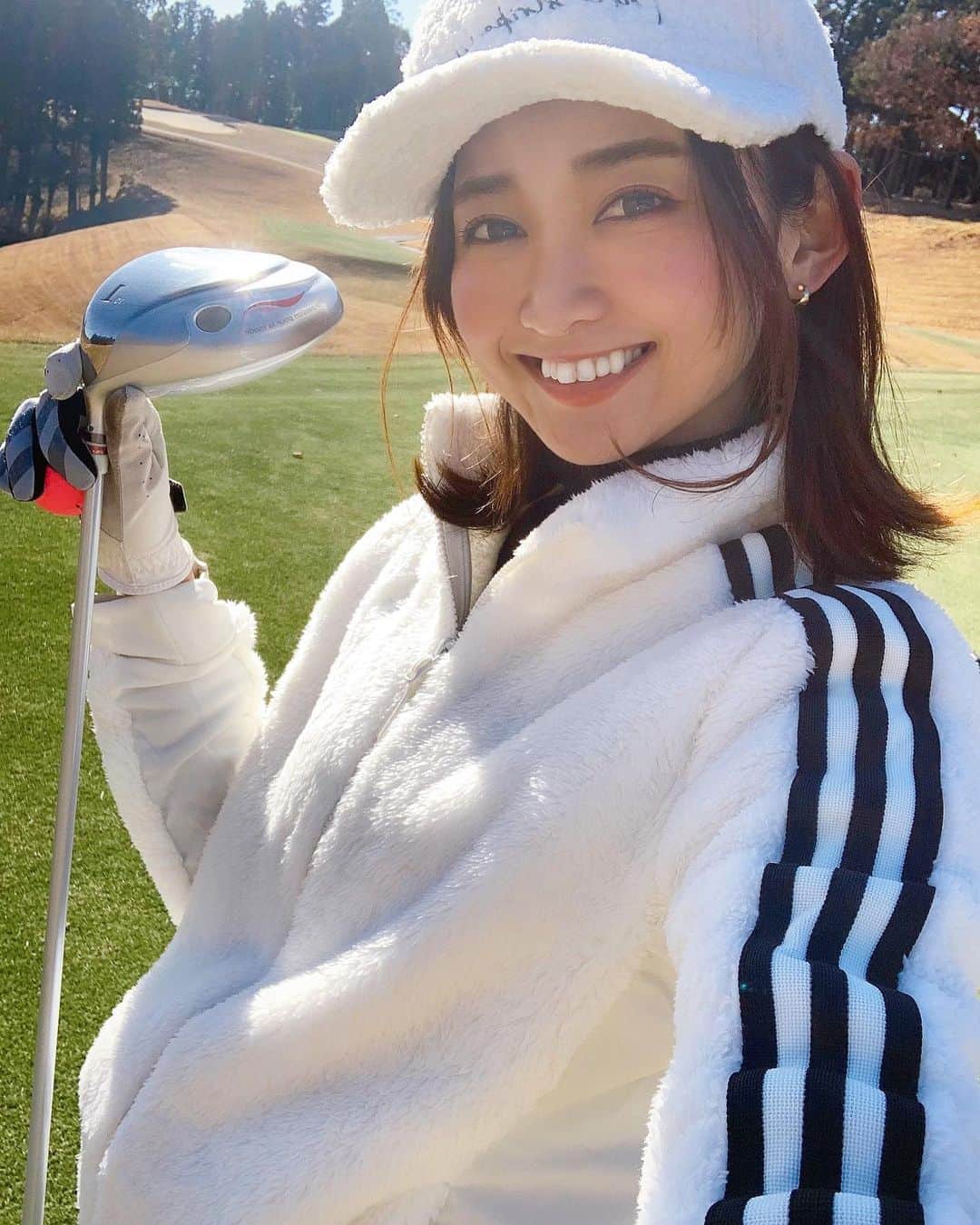 山吹香織さんのインスタグラム写真 - (山吹香織Instagram)「山吹ついにコースにいってきました🏌🏾‍♀️🔥 皆さんにご報告📣笑 @harajukugolf_academy ⛳️ @carseven.jp 🚗 ・ ・ ・ 今回ハーフで回ったのですが、 スコアは…なんとーー64でした‼️🤭💓 ←これを2倍でしたら…🤔 130くらい？とポジティブに考えてましたが…爆 でも色々おまけして頂いたので、まだまだです。。㊙️🤣 ・ ・ ・ 皆さん本当に優しくて、色々アドバイスもして頂いたり楽しい時間でした🥺 山吹100切りへの道のり…🏌🏾‍♀️爆 まだまだ道のり遠いですが… 温かい目でご覧頂けると嬉しいです🙏🏾😂💓 今回無様動画がありすぎて🎥爆 いいショットだけ載せときます🤭笑 ・ ・ ・ 今回のウェアにキャップは…👚 @adidasgolf  でした💓 服装だけは一丁前🤣← ・ ・ ・ #コース　 #カーセブン #セブンスゴルフ #原宿ゴルフアカデミー  #ゴルフレッスン#lesson#ゴルフ#golf #ゴルフ女子 #ゴルフ初心者 🔰 #ゴルフ練習  #打ちっ放し #ゴルフ好き #継続は力なり  #100切り 目指して #100切りへの道  #まだまだ遠い #すぐファーと叫ぶ #上手くなりたい #ゴルフウェア  #服装だけは一丁前 🤣 #見た目から入るタイプ  #ポーズセンスのなさ 笑 #温かい目でご覧ください 🙏🏾😂」12月17日 20時42分 - kaori_yamabuki
