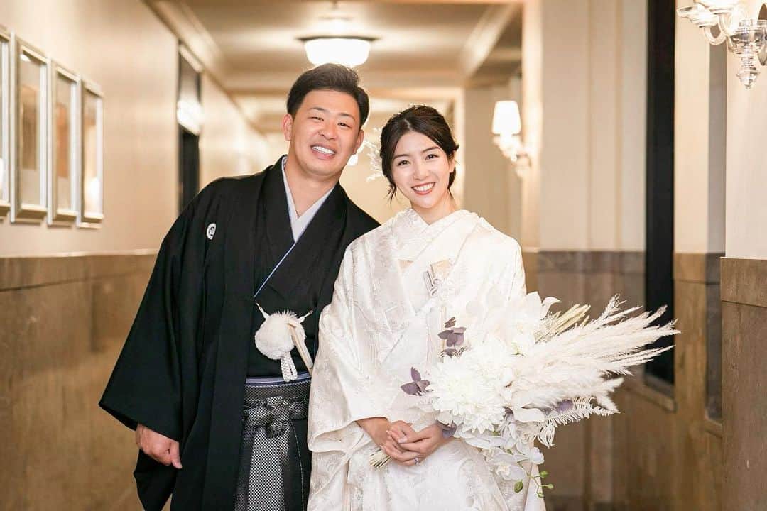 淡輪優希のインスタグラム：「昨日MBS(関西方面)で放送されました、"プロ野球選手の妻たち"に出演させて頂きました。※後日別の地方でも放送されるそうです。 結婚してはじめてのシーズン。妻として特別な事は何もできなかったですが、野球漬けの毎日を本当に楽しく、たくさんの方に見守り応援して頂きながら、このイレギュラーなシーズンを乗り越えることができたと思っています。シーズン中の私の日常なんて皆様にお見せするほどの事はない、普通のー野球ファンの毎日で大変申し訳なかったです！🤣笑 何はともあれ本当に感謝の1年でした。 . さらに先ほどNPBアワーズ2020が行われ、改めて浅村の最多本塁打賞とベストナインの受賞が発表されました。感無量です。ありがとうございました。 来シーズンもまた笑顔で終われるよう、夫婦力を合わせて支え合って頑張っていこうと思います。本当にありがとうございました！#浅村栄斗」