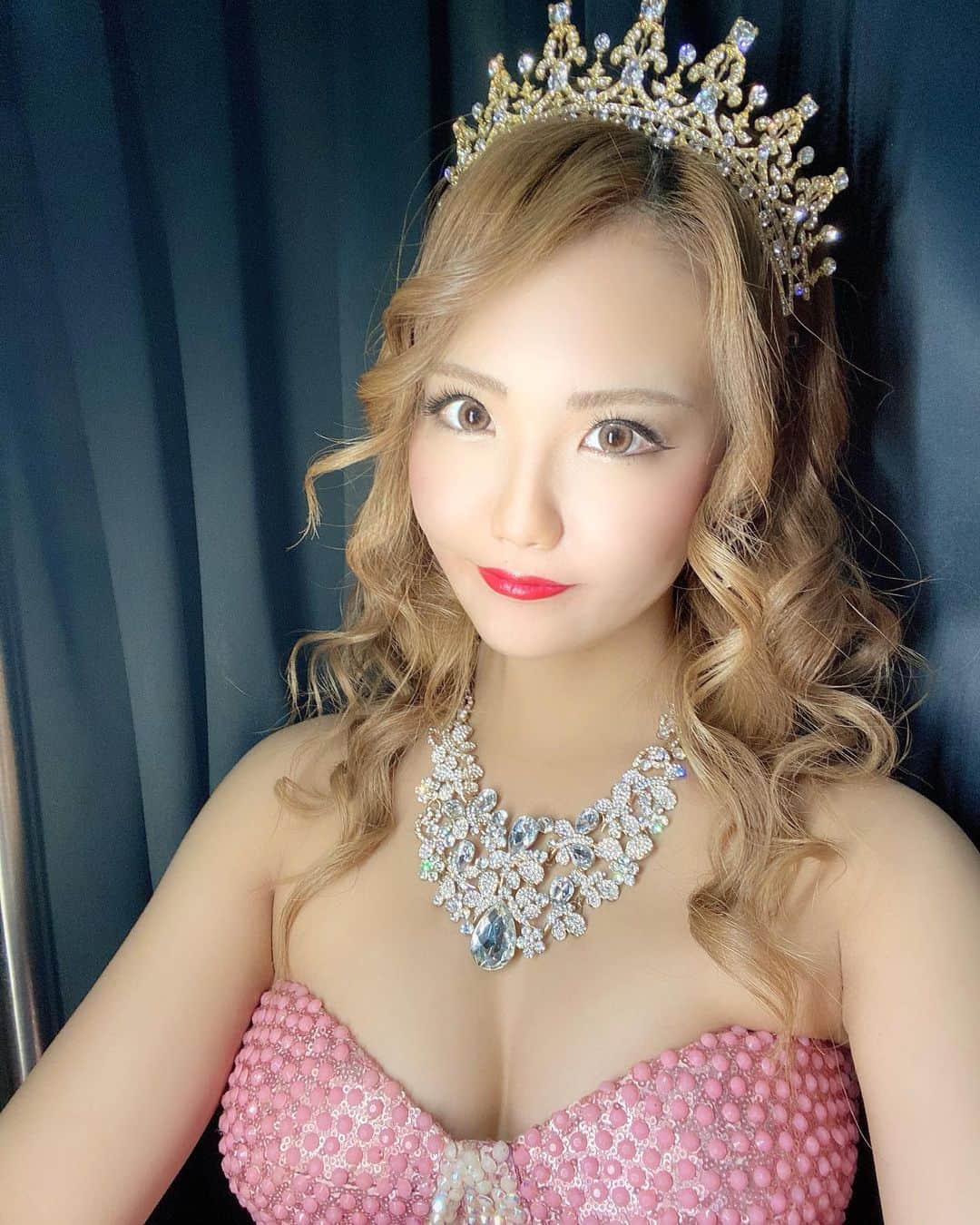 KARENのインスタグラム：「、 もうすぐクリスマスだねー(❁´ω`❁) 、 、 #バーレスク東京 #バーレスク #バーレスク東京かれん #六本木 #ショーパブ #ショー #ダンス #burlesque #ショーガール #エンターテインメント  #burlesquetokyo #dance #roppongi #xoxo #girl #me #l4l #show #showgirl #dance #dancer #japan #japanesedancer #instagood #おうち時間　#stayhome #ダンス好きな人と繋がりたい」