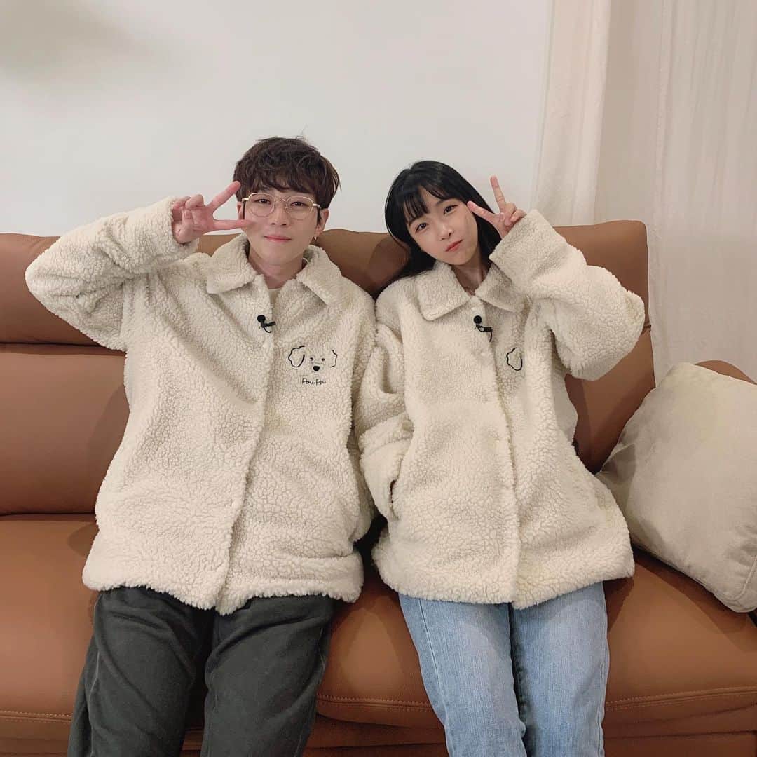 DINDINのインスタグラム：「현영이랑 우결 리뷰 촬영 왔다가 리피형한테 퓨리스 강제로 입힘 당함. 생각보다 퀄리티 좋아서 또 당황. 오늘 밤 12시까지 판매라고 합니다! 많이 도와주세요 오~~~ 따뜻함이랑 퀄리티는 인정! 👍🏻 #슬리피 #퓨리스 #그만해 #제발 #딘딘 #조현영 #우리결혼했어요」