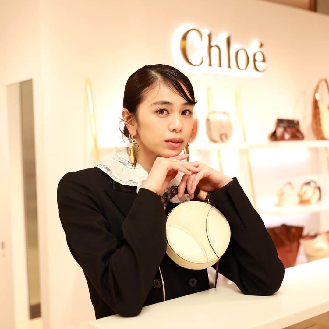 佐藤晴美さんのインスタグラム写真 - (佐藤晴美Instagram)「銀座三越本館1階で行われているChloeの期間限定Festive POP UPへ🤍  小物もバッグもかわいかったなぁ。 イニシャルリングも🤭 程よい甘さがタイプです🤍  12/29までだそうです♪  #CHLOE  #CHLOEholidaylights」12月17日 20時50分 - sato_harumi__official