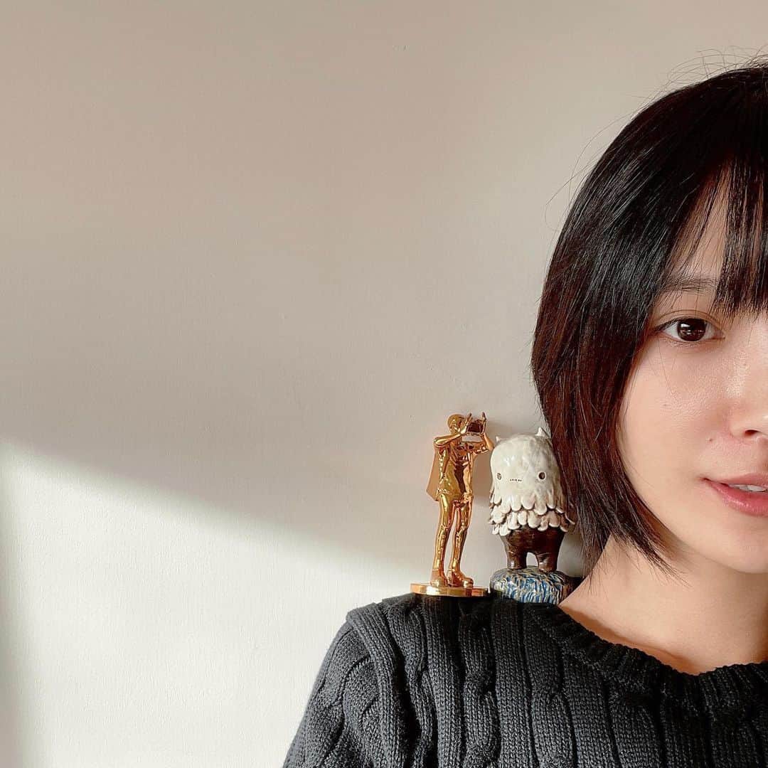 吳子霏（Ellen Wu）のインスタグラム：「最近陪在我身邊的療癒夥伴🤍 @ppaper_magazine  #阿咧 @mini061765  #阿部乳坊 @abenyubo」
