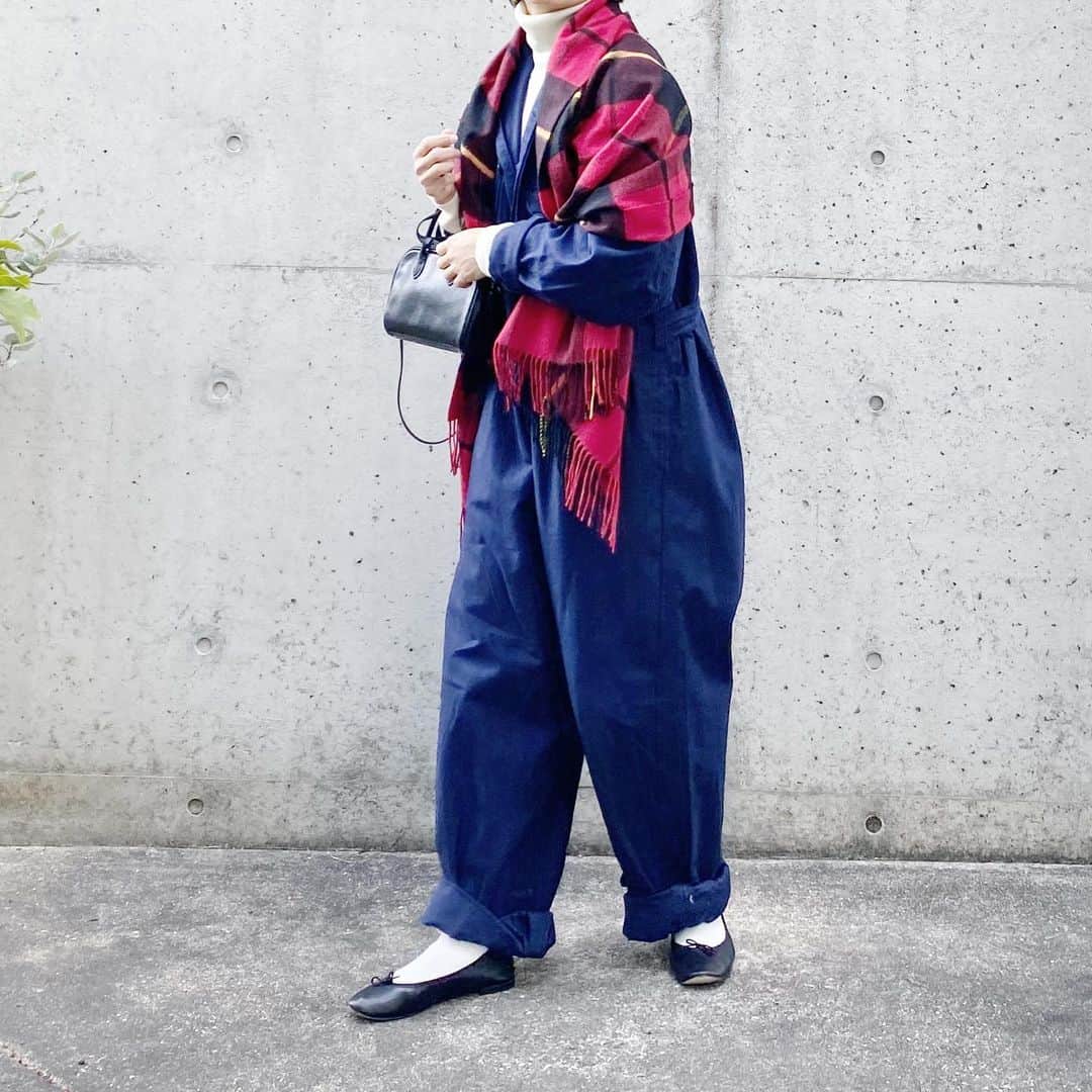ryokoさんのインスタグラム写真 - (ryokoInstagram)「▪︎ . イタリア空軍のつなぎと赤チェックのストール . . . jumpsuit #military inner #muji stole #johnstons  bag #artsandscience  shoes #repetto」12月17日 20時53分 - ryo___ka