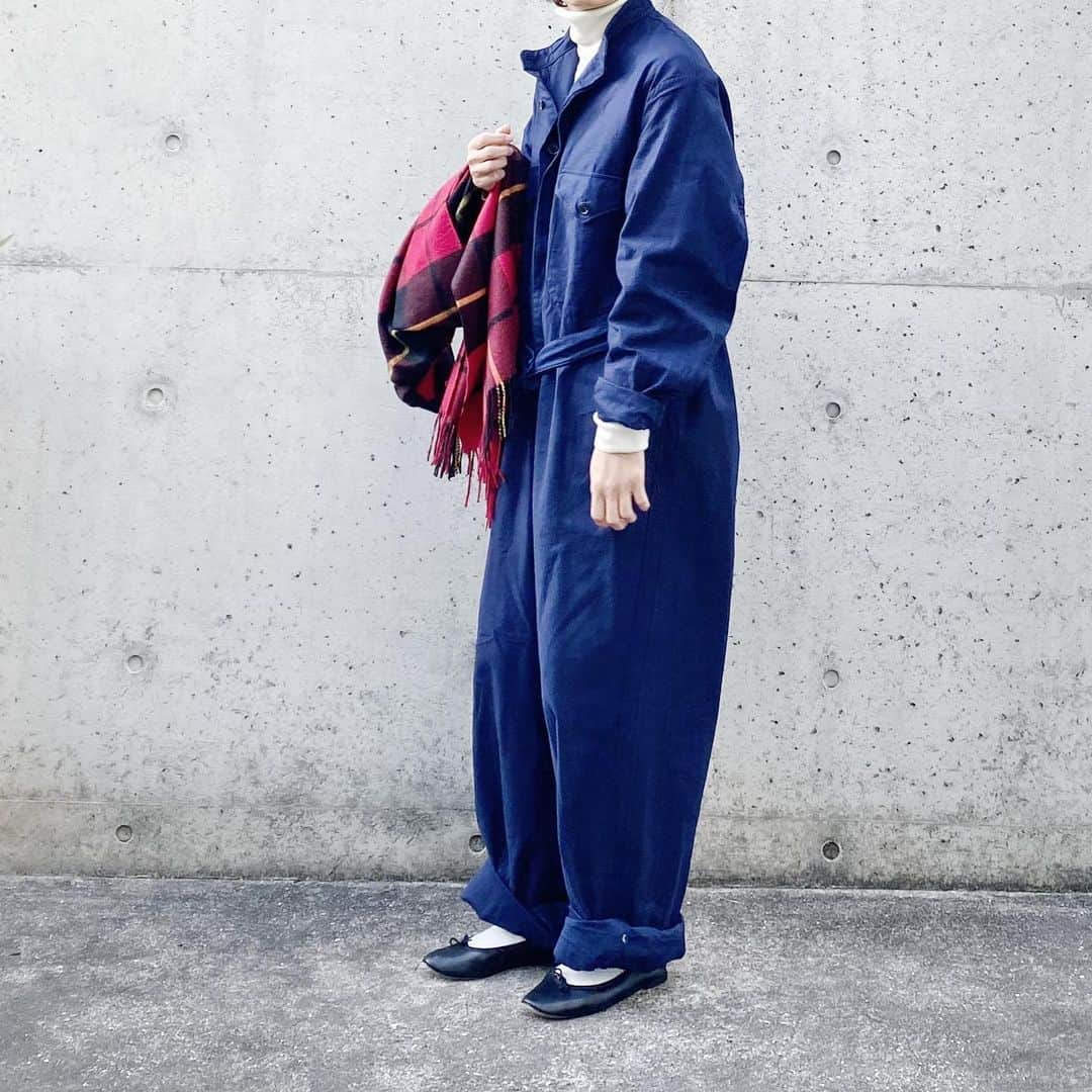 ryokoさんのインスタグラム写真 - (ryokoInstagram)「▪︎ . イタリア空軍のつなぎと赤チェックのストール . . . jumpsuit #military inner #muji stole #johnstons  bag #artsandscience  shoes #repetto」12月17日 20時53分 - ryo___ka