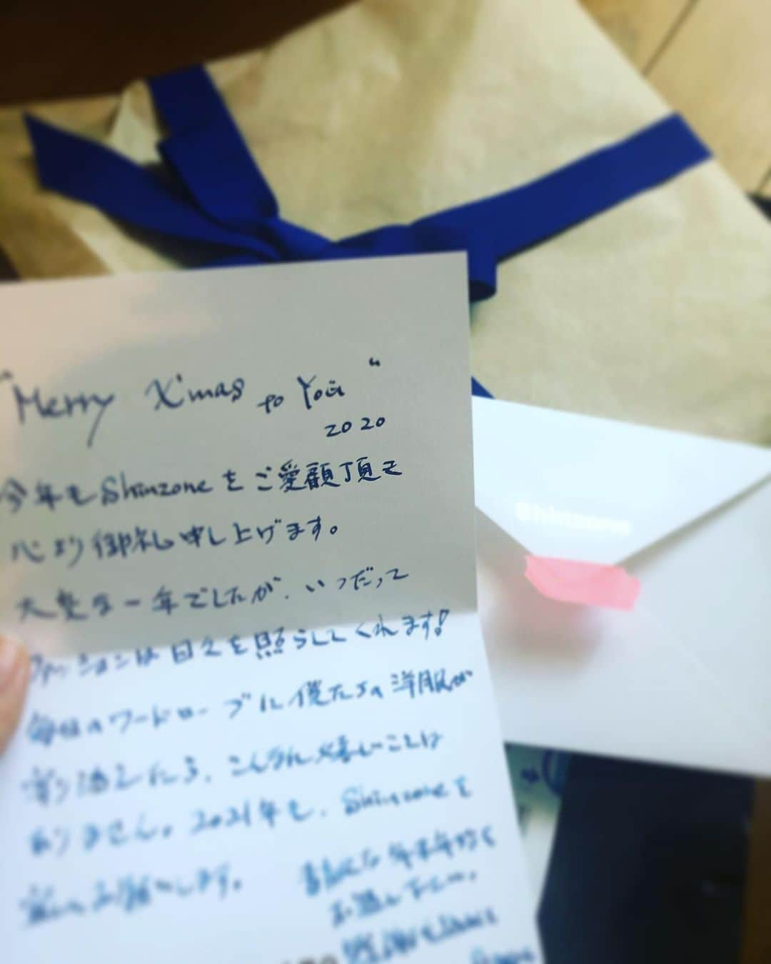 阿部洋子さんのインスタグラム写真 - (阿部洋子Instagram)「🎁 サプラーイズ！  #shinzone から うれしいサプライズプレゼント届きました🎶  すきなお店♡  ありがとうございます！  きのうから原稿書きで徹夜💦 今日は今日で会議からの収録で、 ヘロヘロなところに🌈 💕🎶  疲れ吹き飛ぶー！  #surprise #xmas #present  #thankyou」12月17日 21時04分 - hirocoring