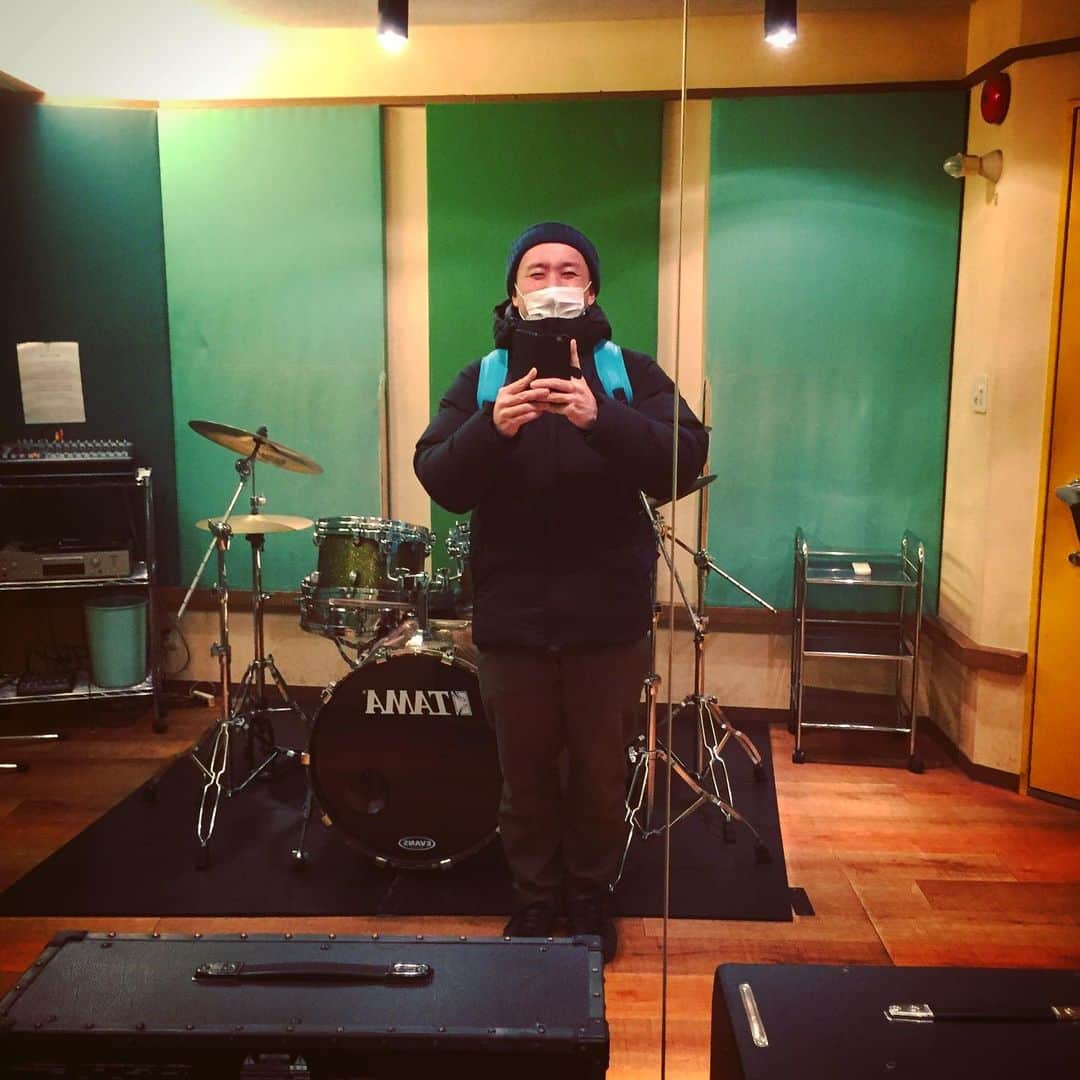 のインスタグラム：「雪山にでも行くのかな？ 12/20のライブに向けて個人練したよ？ よかったら配信観てね！ . ーーーーー . LOST IN TIME presents 大岡源一郎 40th Birthday Special 「HUSKING BEE ＆ LOST IN TIME」 . 出演：LOST IN TIME / HUSKING BEE . 会場：新代田FEVER . 12/20(日) 開演19:00 . ライブ配信鑑賞チケット . ZAIKO早割配信鑑賞チケット2300円(11/5から12/13) . ZAIKO通常配信鑑賞チケット2500円(12/14から12/27_21時まで) . アーカイブ：12/27(日) 23:59まで . https://lost-in-time.zaiko.io/_item/332335 . ーーーーー . #シコ(み) #嘘笑顔」