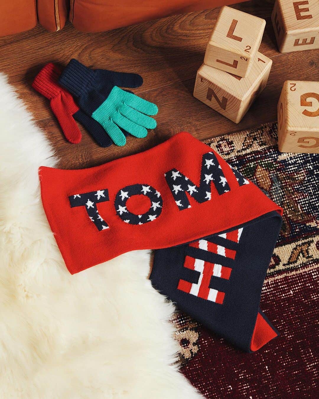 Tommy Hilfigerさんのインスタグラム写真 - (Tommy HilfigerInstagram)「Struggling with your holiday gift shopping? We’ve got winter warmers for everyone on your gift list. 🎁 #TommyHilfiger」12月17日 21時03分 - tommyhilfiger