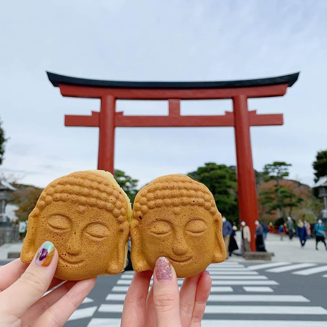 AKARIのインスタグラム：「#ともや鎌倉小町店   紅芋あんんん~~💜💜 幸せをよぶ大仏さま焼！ 紅いもあんは金運らしい笑」