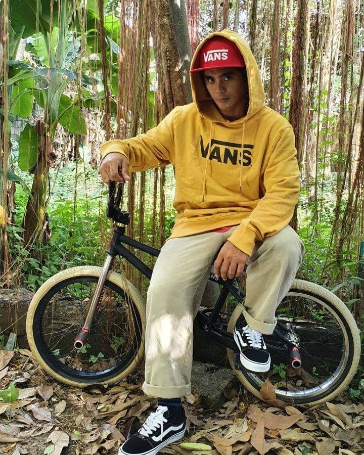 Vans Philippinesさんのインスタグラム写真 - (Vans PhilippinesInstagram)「Keeping it classic in the Vans Big Logo Pullover in mineral yellow. Available at select Vans stores nationwide. #VansPhilippines」12月17日 20時58分 - vansphilippines