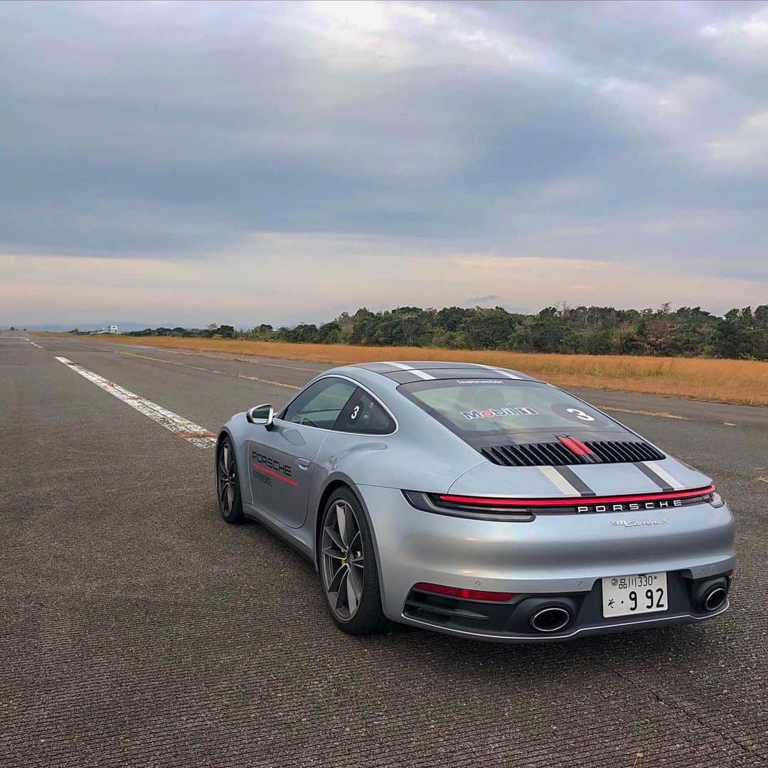 Porsche Japanさんのインスタグラム写真 - (Porsche JapanInstagram)「Porsche 911 takes off.  #旧南紀白浜空港 #ポルシェトラックエクスペリエンス #12月17日 #飛行機の日」12月17日 20時58分 - porsche_japan