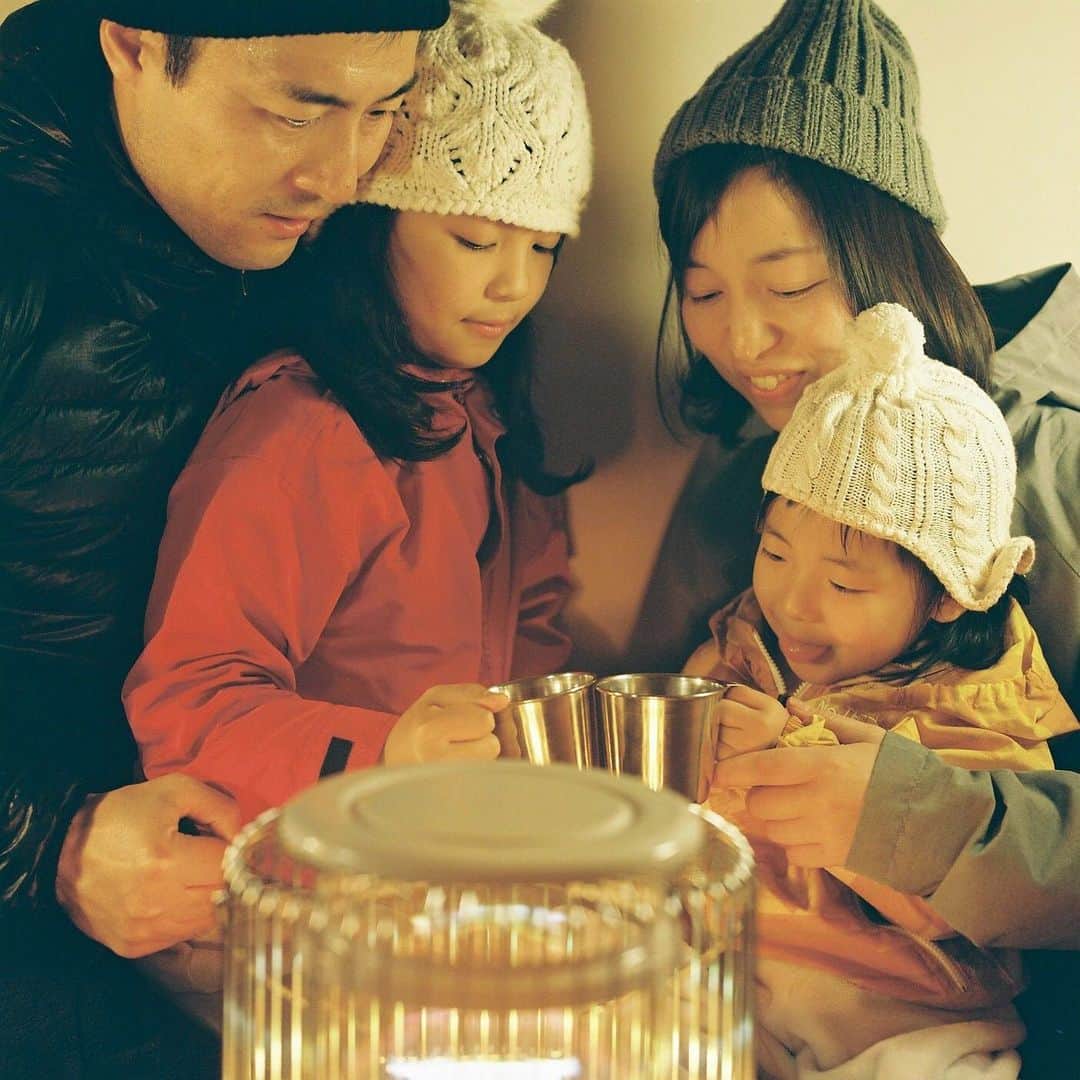 kazuyukikawaharaさんのインスタグラム写真 - (kazuyukikawaharaInstagram)「キャンプでみた光 ・ 今年からファミリーキャンプ始めました。まだまだど素人ですが、外で食べるご飯、満点の星空、焚き火を見ながら飲むお酒、朝のコーヒー、家族とゆっくり過ごせるキャンプの魅力にはまりました。僕の装備では冬は行けないので、春の山にキャンプ行くのが楽しみです。 ・  #hasselblad #film #filmphoto #filmphotography #filmcamera #instagramjapan #instagram #ハッセルブラッド#tokyocameraclub #igersjp #Pics_Film_ #shotonfilm #kodak #kodakportra400 #kodakfilm #lifewithkodak #kodakprofessional #madewithkodak  #inspiredwithhasselblad #camp #キャンプ #🏕」12月17日 20時58分 - kazuyukikawahara
