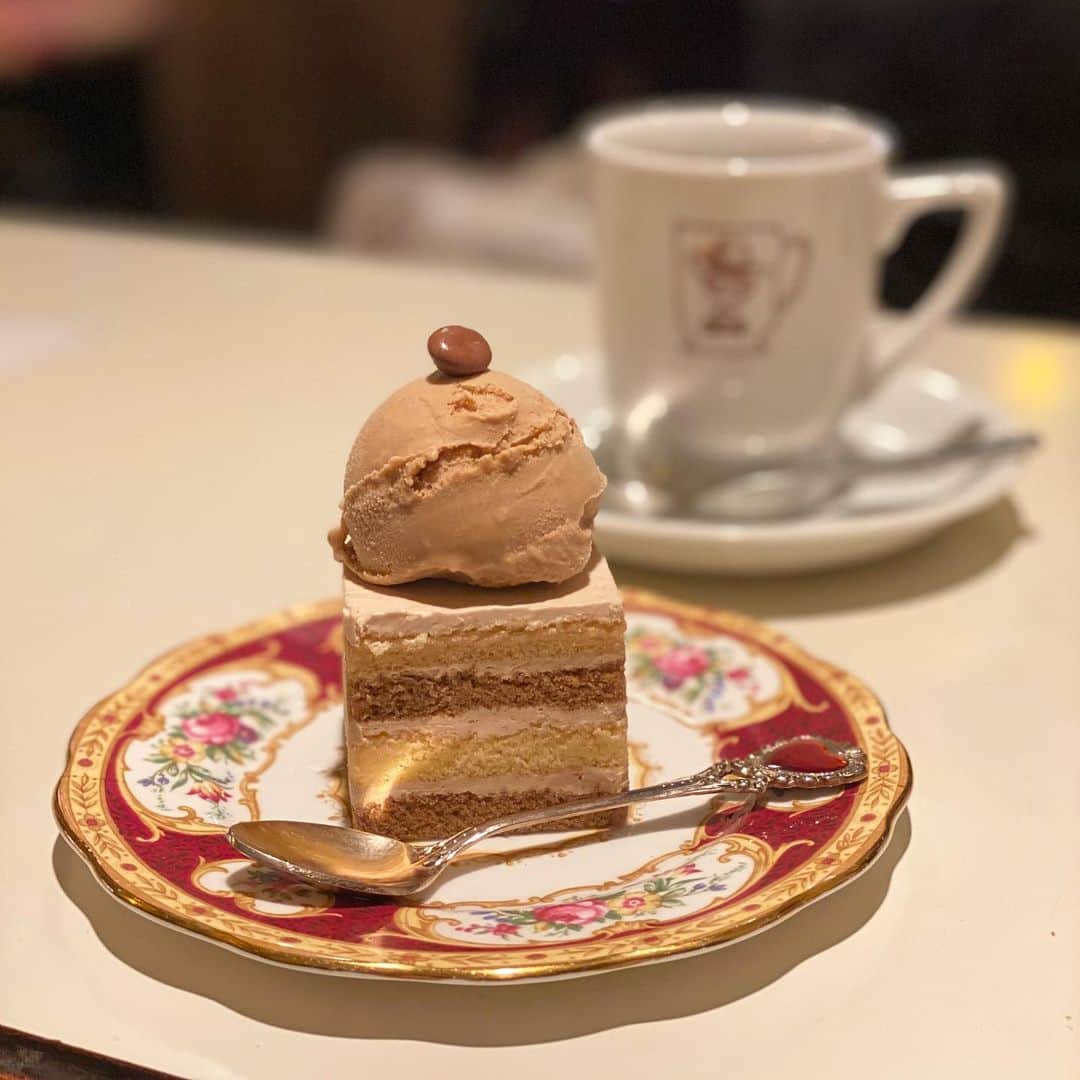 岩崎裕美さんのインスタグラム写真 - (岩崎裕美Instagram)「#ぴーの松本トリップ🍁  旅行前から気になっていた #珈琲美学アベ でモーニング☕️  ドリンクと、あとは好きなフードを一皿ずつプラスしていけるモーニングのシステムめちゃ良い👏  ただ色々頼みたくなるからテーブルの上 お皿でいっぱいになりがち😂🍽  モカパフェ食べたかったけど朝食後のデザートに パフェは大きいだろうなぁと断念してモカケーキを。  正方形のケーキの上にコーヒーアイス。 お皿もケーキのフォルムもたまらん🥰  でもでも、こちらモカパフェ発祥のお店と言われているので、次回はパフェ食べに訪れたい。 ＿＿＿＿＿＿＿＿＿＿＿＿＿＿＿＿＿＿＿＿＿＿＿＿＿ 【珈琲美学アベ】 ⚫︎住所 長野県松本市深志1-2-8  ⚫︎電話番号 0263-32-0174  ⚫︎最寄駅 JR中央本線　松本駅徒歩3分  ⚫︎営業時間 7:00～19:00 ＿＿＿＿＿＿＿＿＿＿＿＿＿＿＿＿＿＿＿＿＿＿＿＿＿ #trip #travel #japan #matsumoto #nagano #cafe #coffee #breakfast #morning #cake #旅行 #旅 #長野 #長野県 #日本 #松本 #松本市 #長野グルメ #松本グルメ #カフェ #長野カフェ #松本カフェ #喫茶店 #珈琲 #ケーキ #モーニング #コーヒー #朝活」12月17日 20時59分 - hiromi_iwasaki