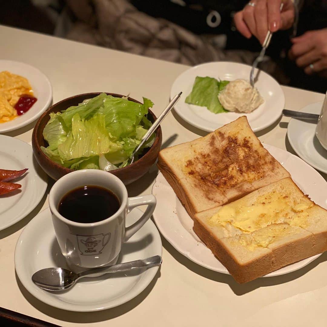 岩崎裕美さんのインスタグラム写真 - (岩崎裕美Instagram)「#ぴーの松本トリップ🍁  旅行前から気になっていた #珈琲美学アベ でモーニング☕️  ドリンクと、あとは好きなフードを一皿ずつプラスしていけるモーニングのシステムめちゃ良い👏  ただ色々頼みたくなるからテーブルの上 お皿でいっぱいになりがち😂🍽  モカパフェ食べたかったけど朝食後のデザートに パフェは大きいだろうなぁと断念してモカケーキを。  正方形のケーキの上にコーヒーアイス。 お皿もケーキのフォルムもたまらん🥰  でもでも、こちらモカパフェ発祥のお店と言われているので、次回はパフェ食べに訪れたい。 ＿＿＿＿＿＿＿＿＿＿＿＿＿＿＿＿＿＿＿＿＿＿＿＿＿ 【珈琲美学アベ】 ⚫︎住所 長野県松本市深志1-2-8  ⚫︎電話番号 0263-32-0174  ⚫︎最寄駅 JR中央本線　松本駅徒歩3分  ⚫︎営業時間 7:00～19:00 ＿＿＿＿＿＿＿＿＿＿＿＿＿＿＿＿＿＿＿＿＿＿＿＿＿ #trip #travel #japan #matsumoto #nagano #cafe #coffee #breakfast #morning #cake #旅行 #旅 #長野 #長野県 #日本 #松本 #松本市 #長野グルメ #松本グルメ #カフェ #長野カフェ #松本カフェ #喫茶店 #珈琲 #ケーキ #モーニング #コーヒー #朝活」12月17日 20時59分 - hiromi_iwasaki