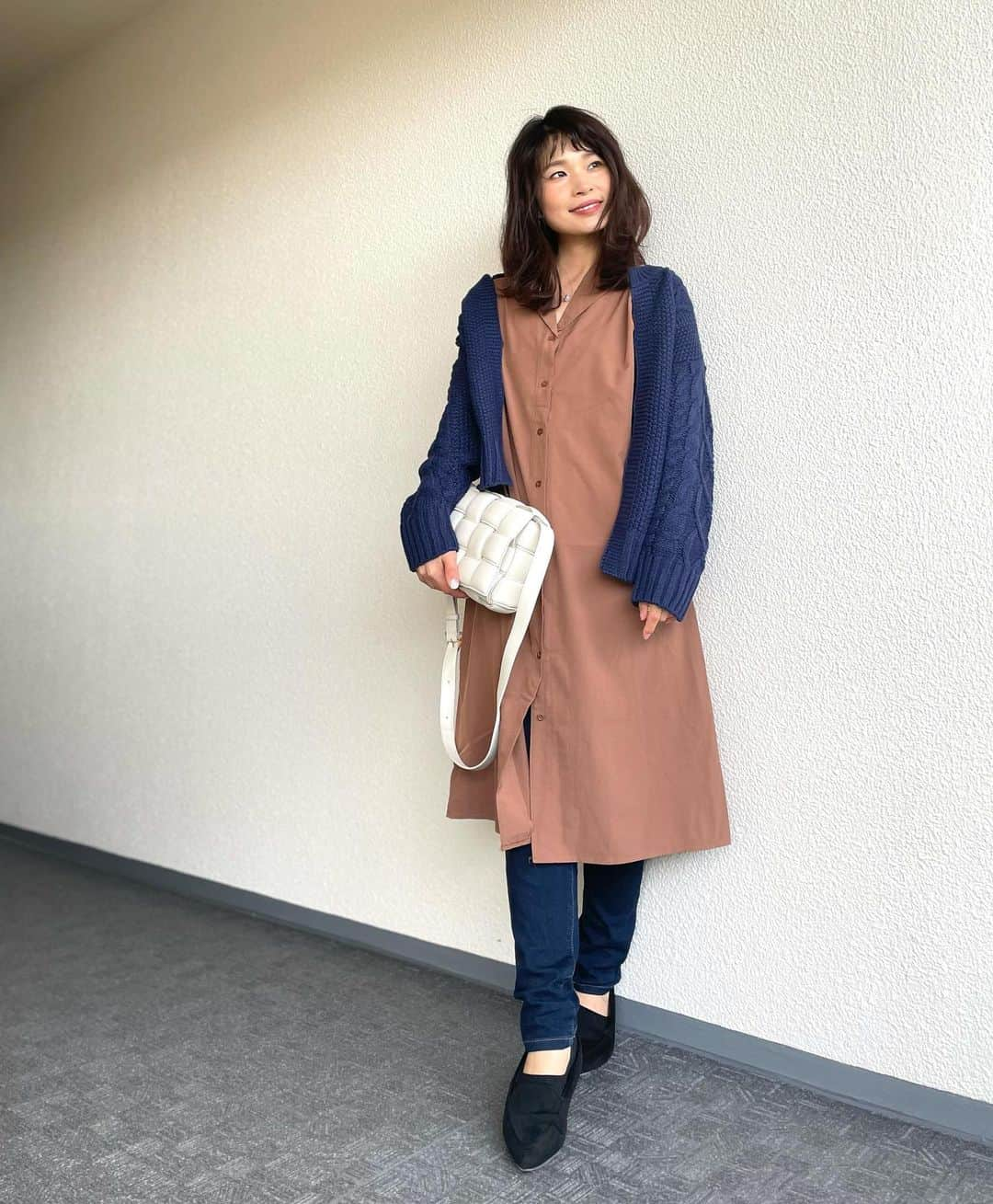 三佐和あやさんのインスタグラム写真 - (三佐和あやInstagram)「#ootd  温かみのある雰囲気のケーブルニットカーデはフロントがホックになってて可愛い✨アウター着用時期でも、合わせやすいサイズ感なのも👍 ﻿ Knit ... @kobe_lettuce  pants ... @reedit_official  accessories ... @fing_official  shirt ... @cunead  Bag ... @bottegaveneta   #pr #今日のコーデ #今日の服 #冬コーデ  #きょコ #シンプルコーデ #大人カジュアルコーデ #大人コーデ #きれいめコーデ #きれいめカジュアル #ママ #ママコーデ #ママファッション #お洒落 #fashion #fashiongram #fashionista   #神戸レタス #kobelettuce  #cchan_girls  #lemonsquare🍋」12月17日 20時59分 - misawa_aya