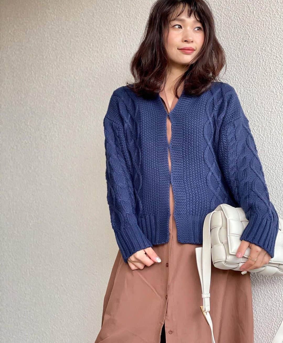 三佐和あやさんのインスタグラム写真 - (三佐和あやInstagram)「#ootd  温かみのある雰囲気のケーブルニットカーデはフロントがホックになってて可愛い✨アウター着用時期でも、合わせやすいサイズ感なのも👍 ﻿ Knit ... @kobe_lettuce  pants ... @reedit_official  accessories ... @fing_official  shirt ... @cunead  Bag ... @bottegaveneta   #pr #今日のコーデ #今日の服 #冬コーデ  #きょコ #シンプルコーデ #大人カジュアルコーデ #大人コーデ #きれいめコーデ #きれいめカジュアル #ママ #ママコーデ #ママファッション #お洒落 #fashion #fashiongram #fashionista   #神戸レタス #kobelettuce  #cchan_girls  #lemonsquare🍋」12月17日 20時59分 - misawa_aya