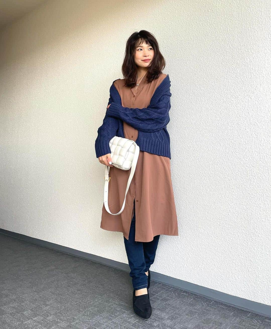 三佐和あやさんのインスタグラム写真 - (三佐和あやInstagram)「#ootd  温かみのある雰囲気のケーブルニットカーデはフロントがホックになってて可愛い✨アウター着用時期でも、合わせやすいサイズ感なのも👍 ﻿ Knit ... @kobe_lettuce  pants ... @reedit_official  accessories ... @fing_official  shirt ... @cunead  Bag ... @bottegaveneta   #pr #今日のコーデ #今日の服 #冬コーデ  #きょコ #シンプルコーデ #大人カジュアルコーデ #大人コーデ #きれいめコーデ #きれいめカジュアル #ママ #ママコーデ #ママファッション #お洒落 #fashion #fashiongram #fashionista   #神戸レタス #kobelettuce  #cchan_girls  #lemonsquare🍋」12月17日 20時59分 - misawa_aya