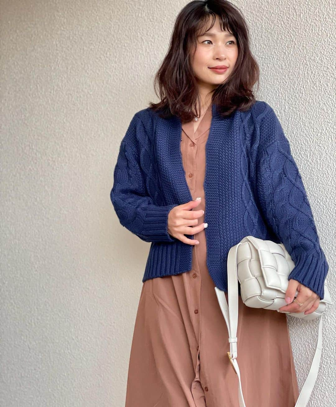 三佐和あやさんのインスタグラム写真 - (三佐和あやInstagram)「#ootd  温かみのある雰囲気のケーブルニットカーデはフロントがホックになってて可愛い✨アウター着用時期でも、合わせやすいサイズ感なのも👍 ﻿ Knit ... @kobe_lettuce  pants ... @reedit_official  accessories ... @fing_official  shirt ... @cunead  Bag ... @bottegaveneta   #pr #今日のコーデ #今日の服 #冬コーデ  #きょコ #シンプルコーデ #大人カジュアルコーデ #大人コーデ #きれいめコーデ #きれいめカジュアル #ママ #ママコーデ #ママファッション #お洒落 #fashion #fashiongram #fashionista   #神戸レタス #kobelettuce  #cchan_girls  #lemonsquare🍋」12月17日 20時59分 - misawa_aya