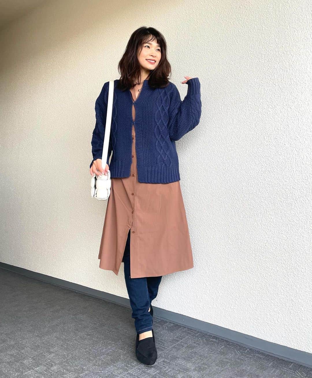 三佐和あやのインスタグラム：「#ootd  温かみのある雰囲気のケーブルニットカーデはフロントがホックになってて可愛い✨アウター着用時期でも、合わせやすいサイズ感なのも👍 ﻿ Knit ... @kobe_lettuce  pants ... @reedit_official  accessories ... @fing_official  shirt ... @cunead  Bag ... @bottegaveneta   #pr #今日のコーデ #今日の服 #冬コーデ  #きょコ #シンプルコーデ #大人カジュアルコーデ #大人コーデ #きれいめコーデ #きれいめカジュアル #ママ #ママコーデ #ママファッション #お洒落 #fashion #fashiongram #fashionista   #神戸レタス #kobelettuce  #cchan_girls  #lemonsquare🍋」