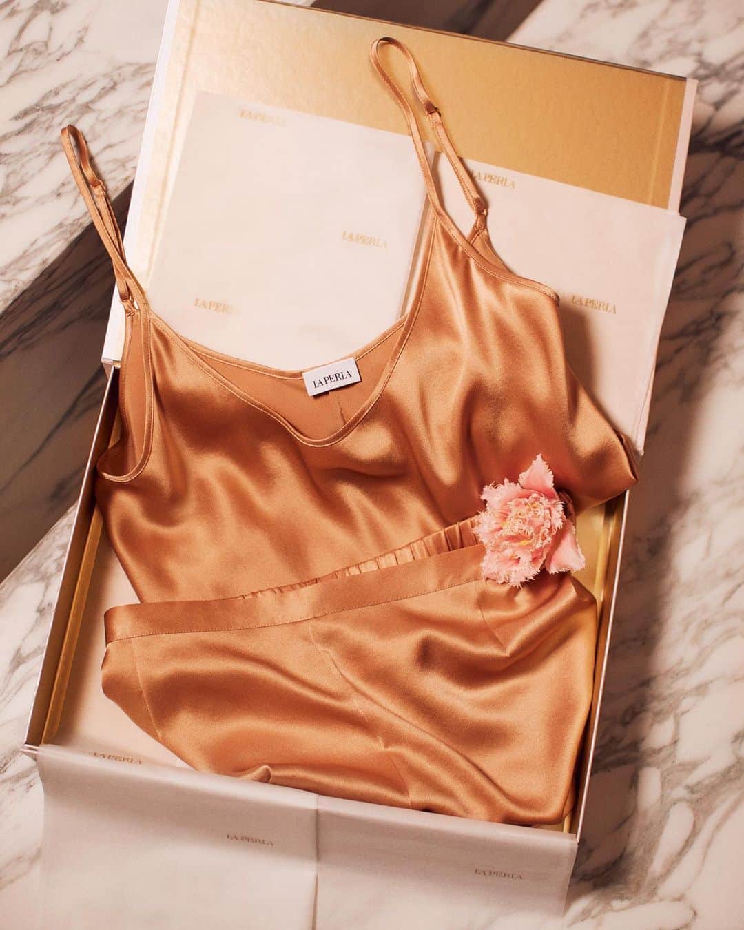 LA PERLAさんのインスタグラム写真 - (LA PERLAInstagram)「Impossibly soft and beautifully crafted... everyone loves our silk cami and shorts sets. #LaPerla #AmazonLuxuryStores」12月17日 20時59分 - laperlalingerie